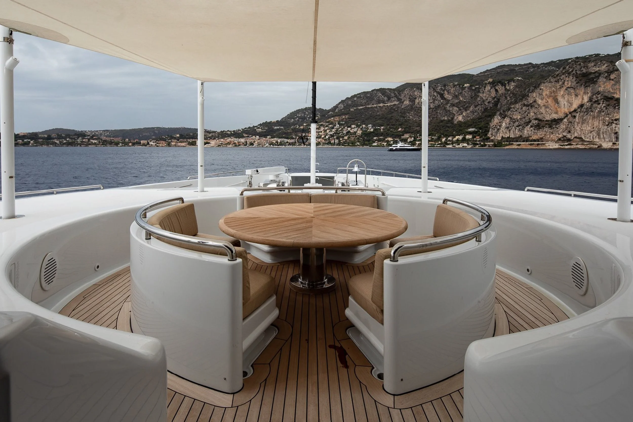 yacht-moneikos-exterior-04-63dd1ff8a2f45_v_default_extra_big.jpeg