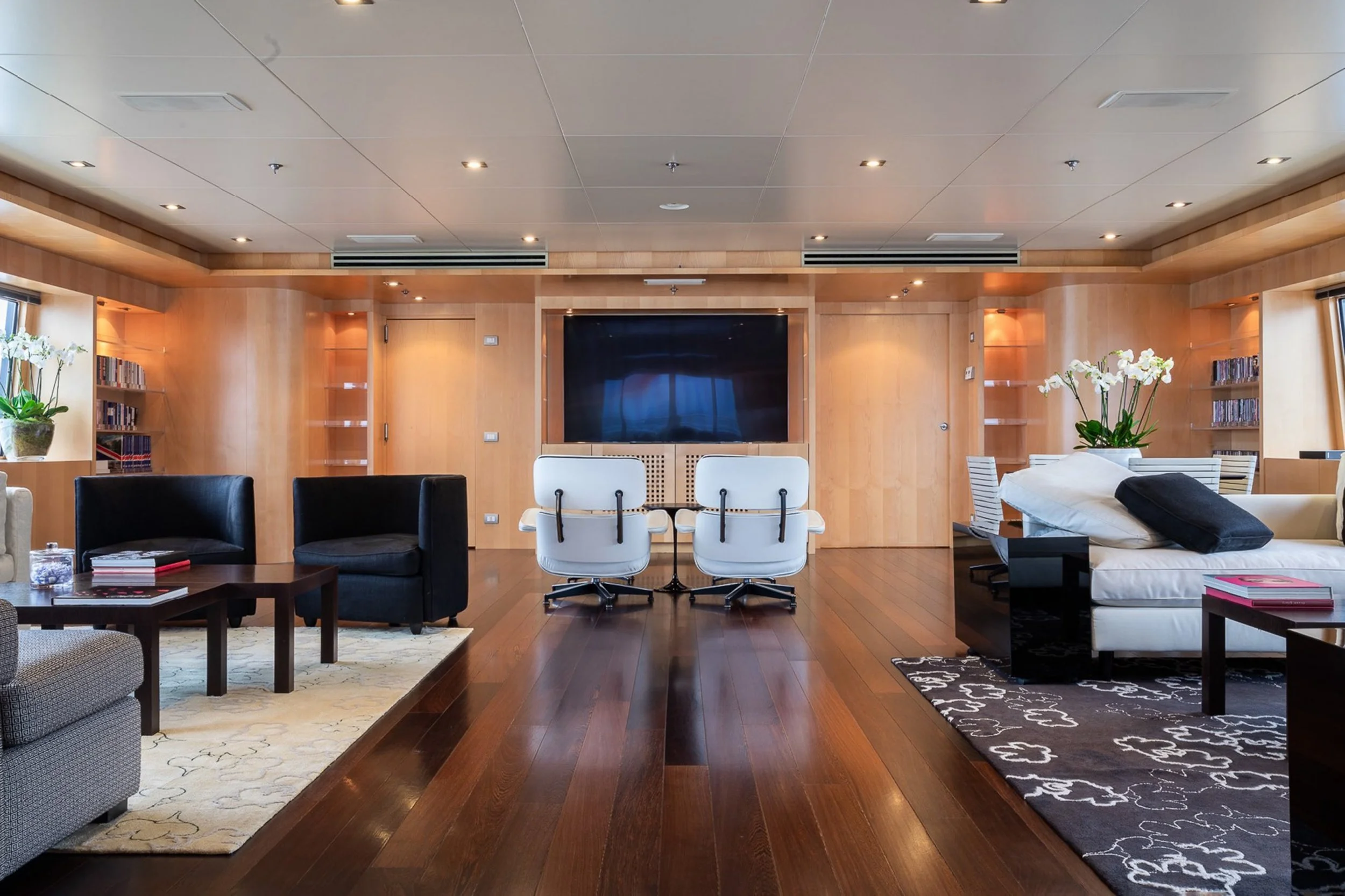 yacht-moneikos-interior-19-63dd20ba12bed_v_default_extra_big.jpeg