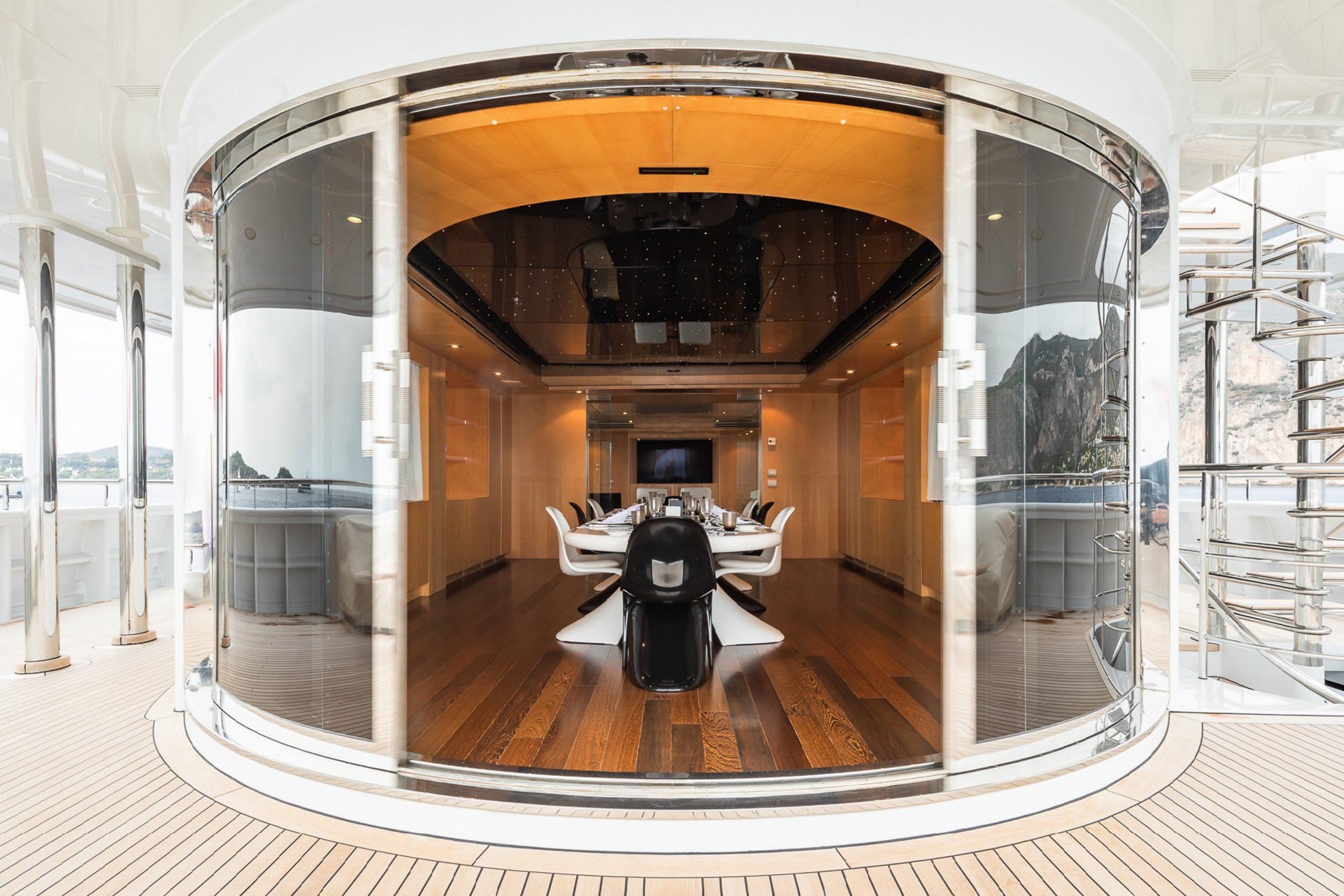 yacht-moneikos-exterior-05-63dd20017be50_v_default_extra_big.jpeg