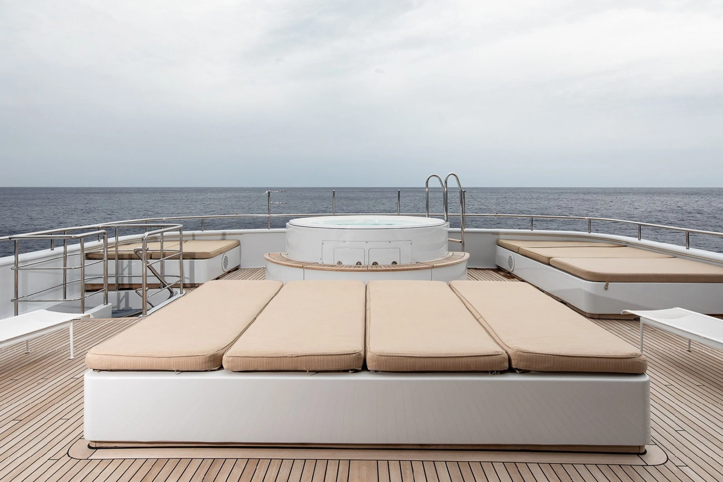yacht-moneikos-exterior-03-63dd1ff059763_v_default_extra_big.jpeg