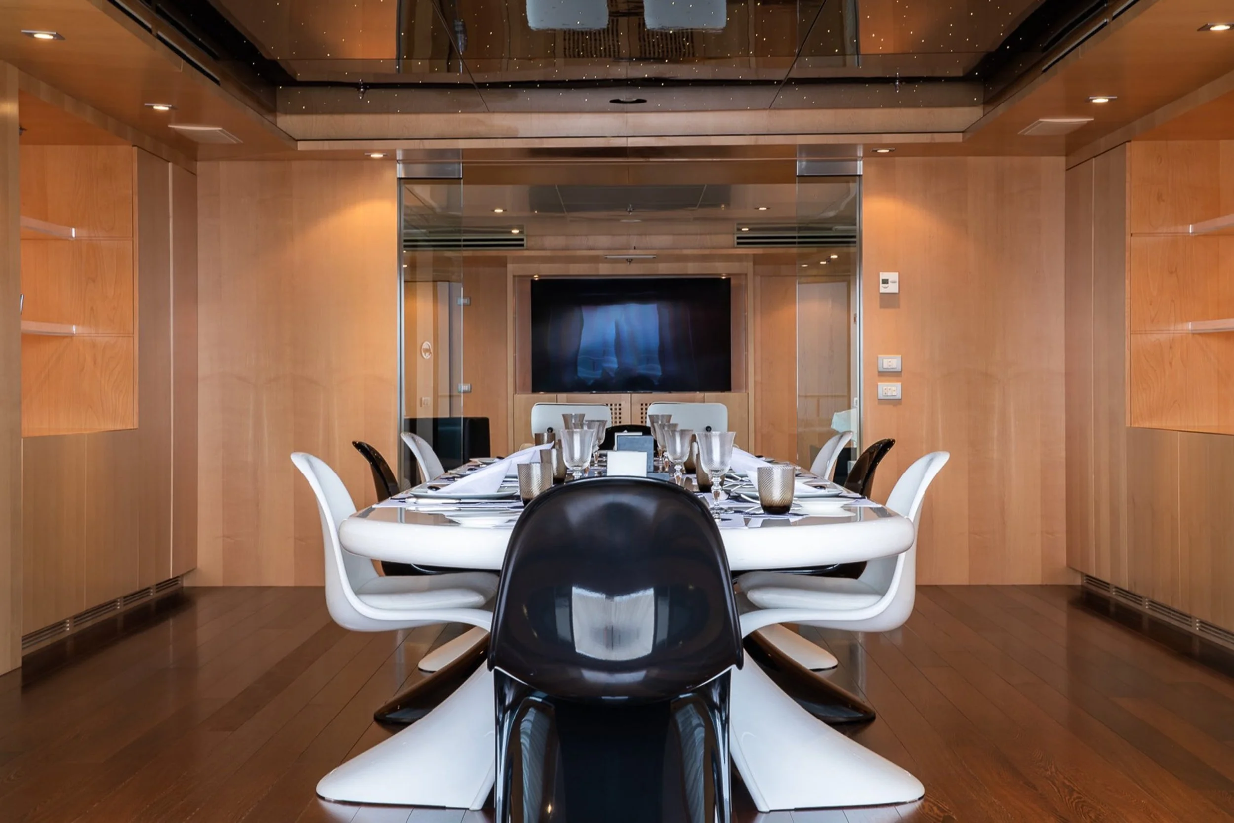 yacht-moneikos-interior-13-63dd20834af8e_v_default_extra_big.jpeg