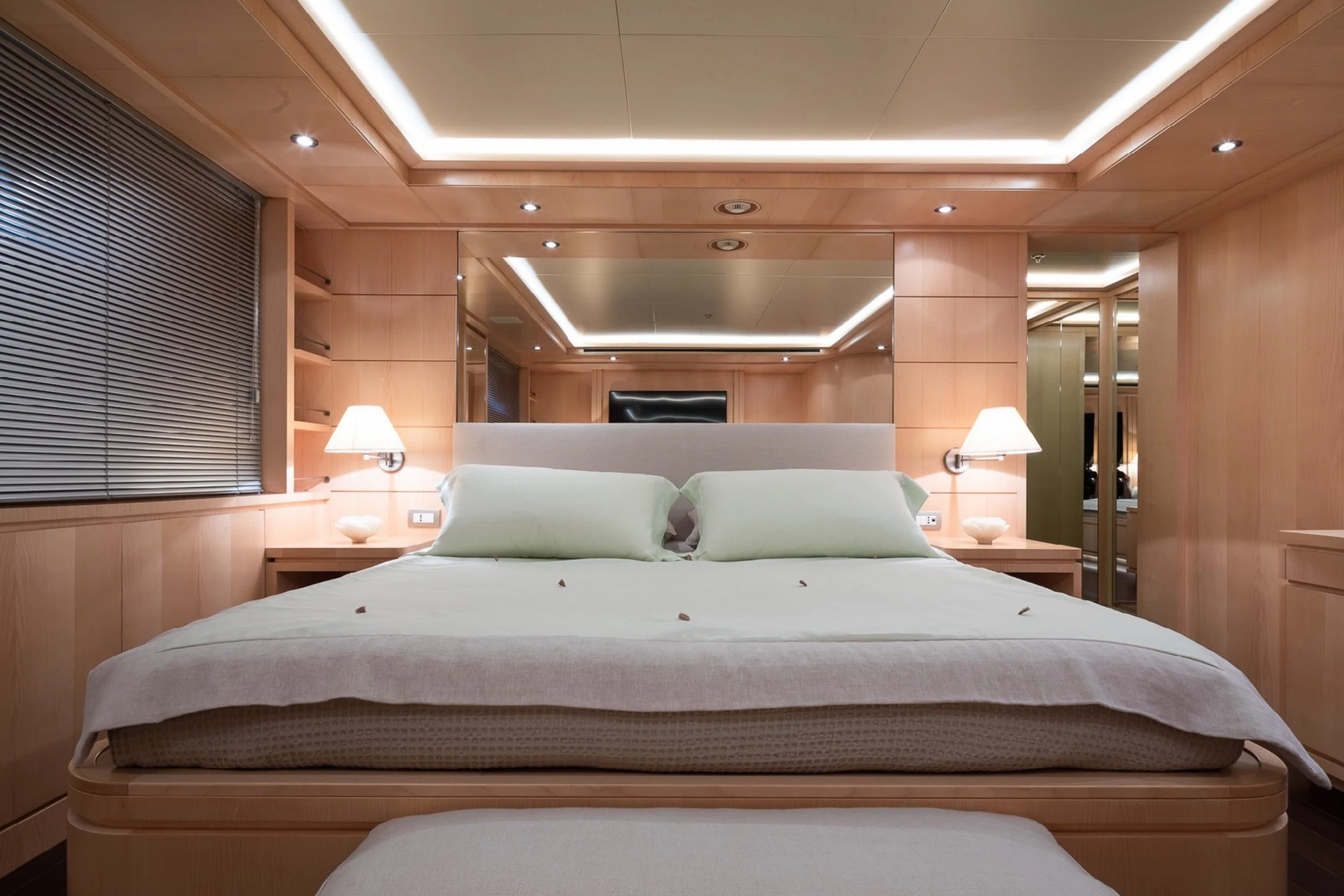 yacht-moneikos-interior-04-63dd202648976_v_default_extra_big.jpeg