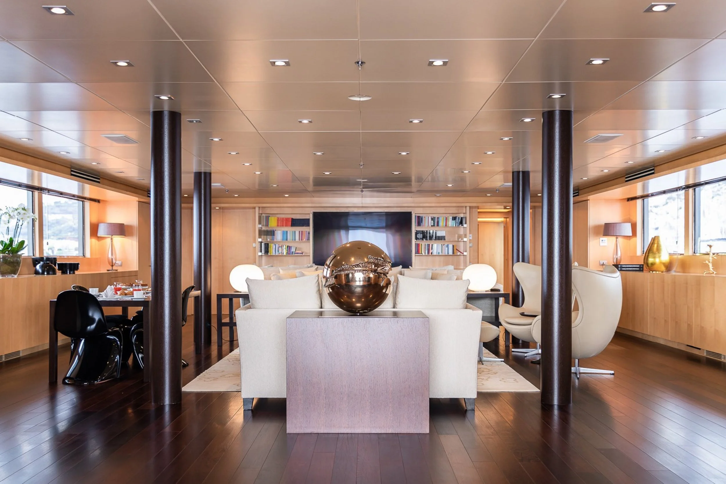 yacht-moneikos-interior-17-63dd20a84d4ac_v_default_extra_big.jpeg