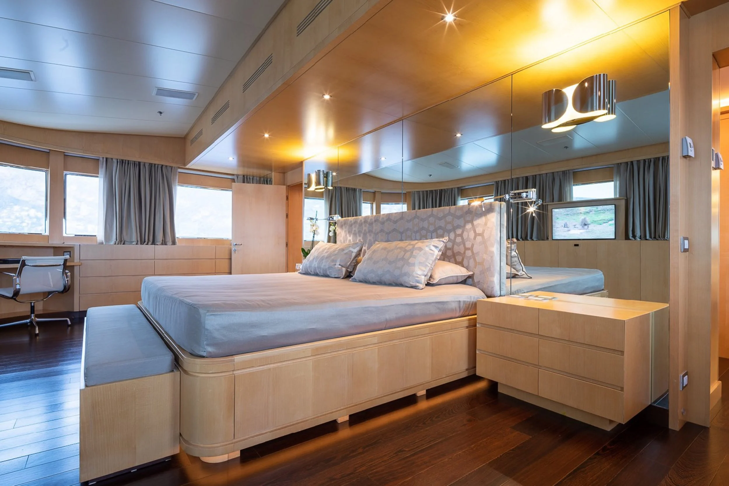 yacht-moneikos-interior-26-63dd20ed11aa7_v_default_extra_big.jpeg