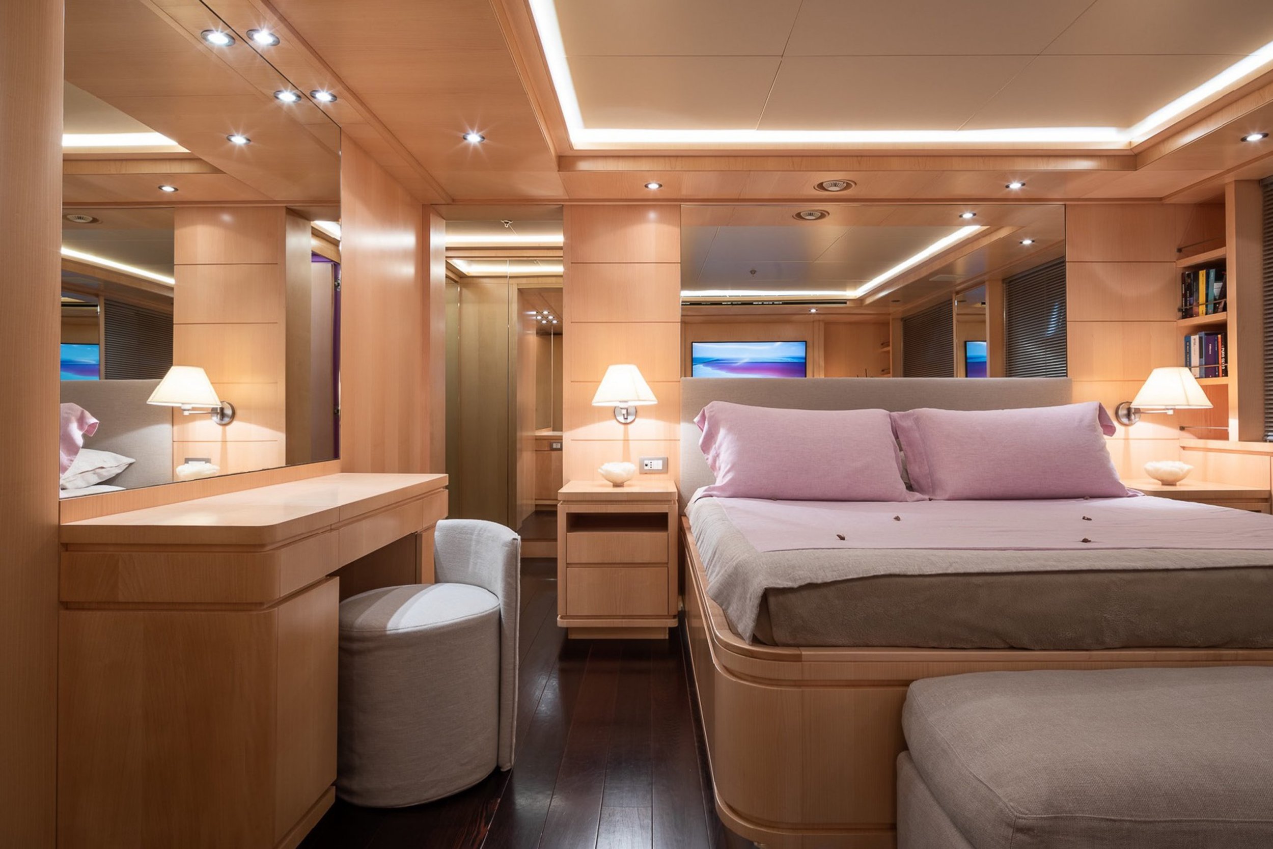 yacht-moneikos-interior-02-63dd201379529_v_default_extra_big.jpeg