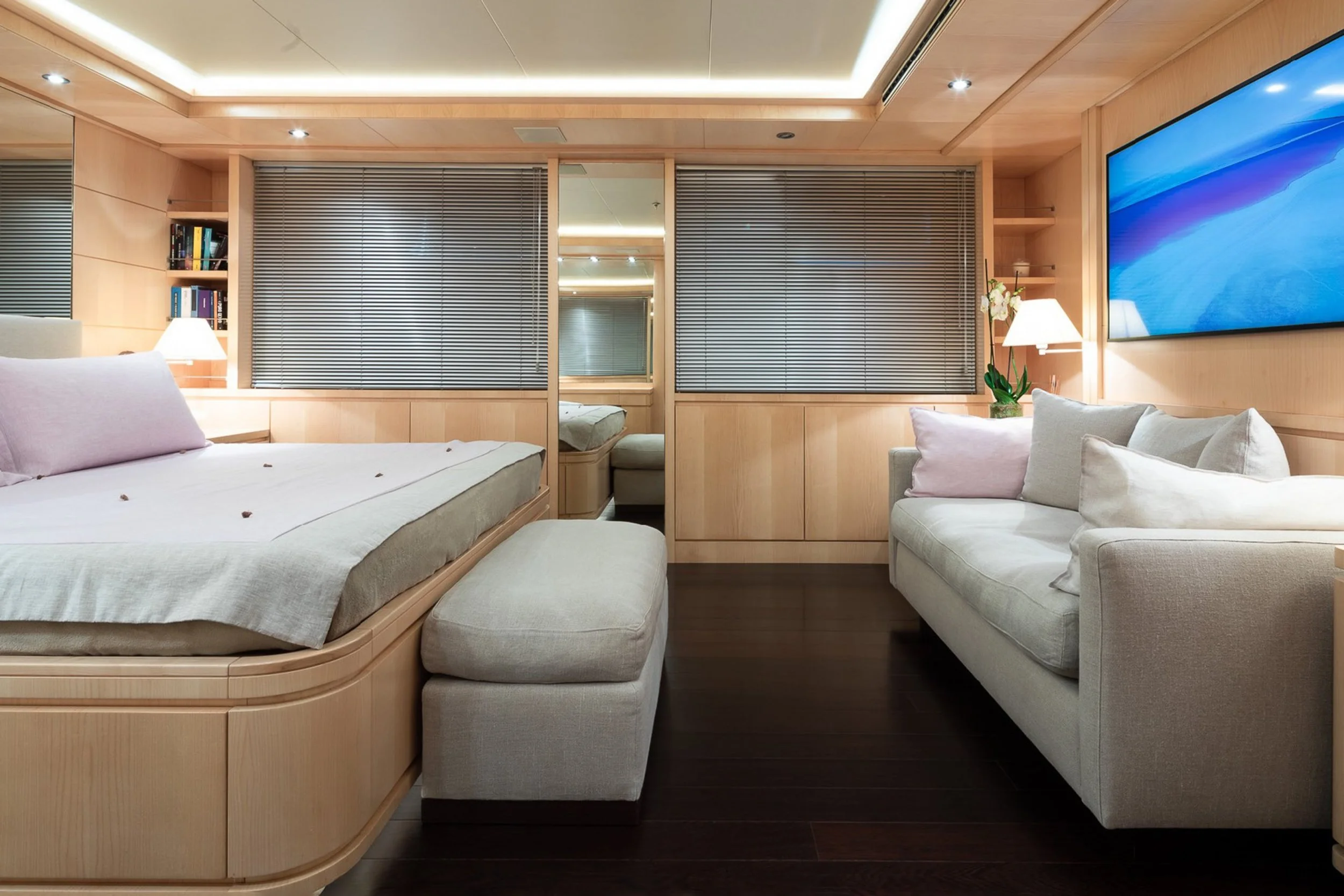 yacht-moneikos-interior-06-63dd20381cbbf_v_default_extra_big.jpeg