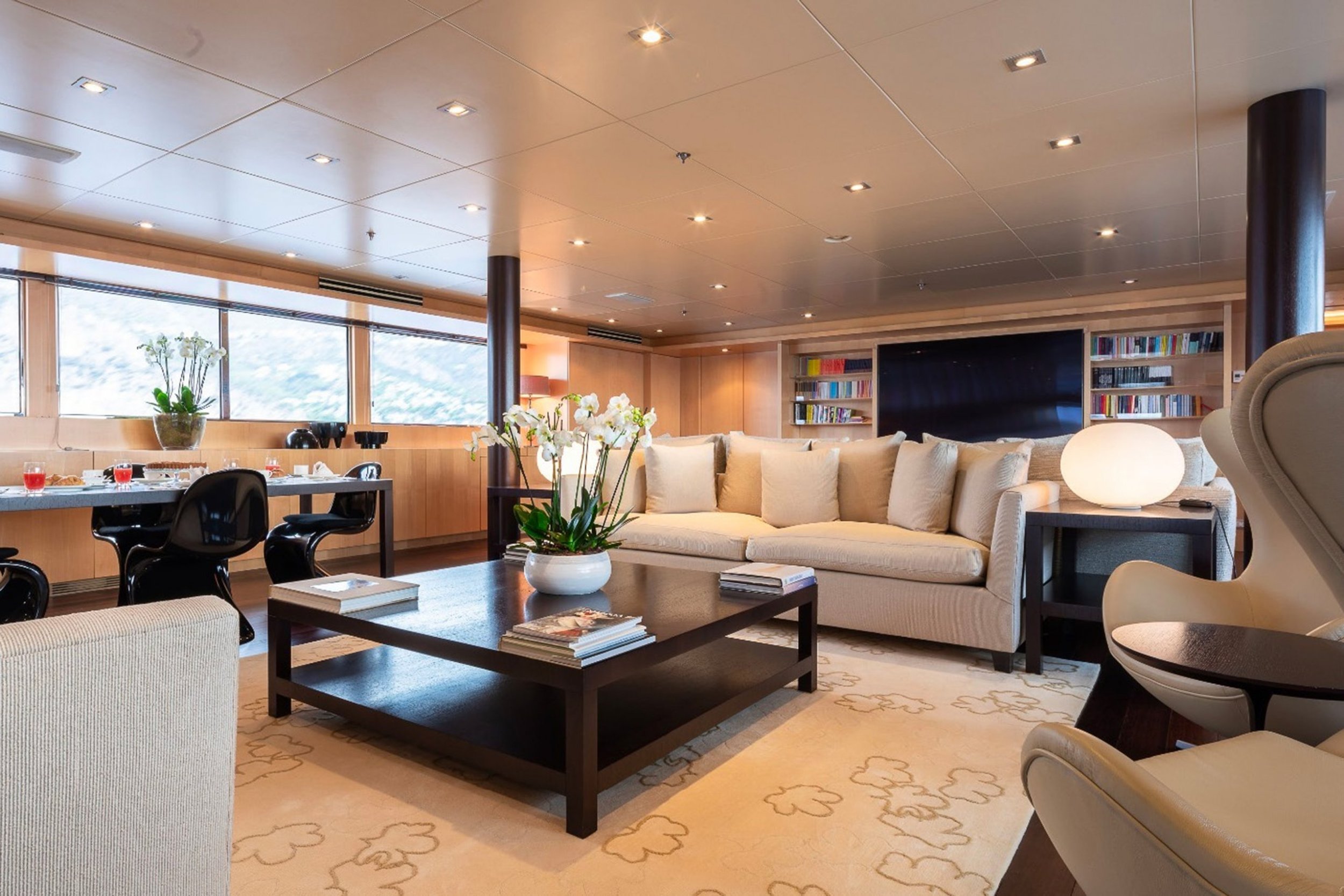 yacht-moneikos-interior-14-63dd208c0eb3d_v_default_extra_big.jpeg