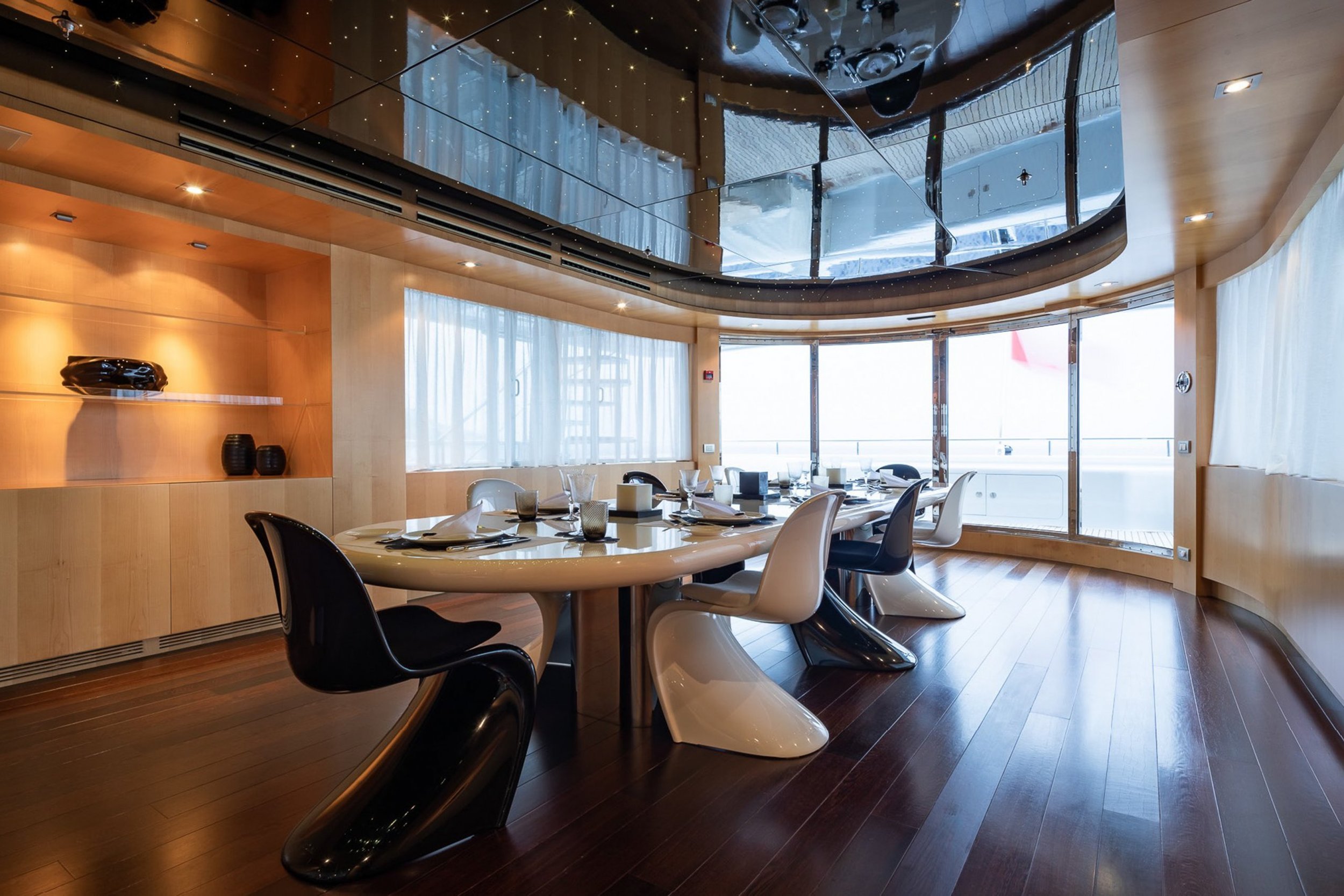 yacht-moneikos-interior-18-63dd20b162292_v_default_extra_big.jpeg