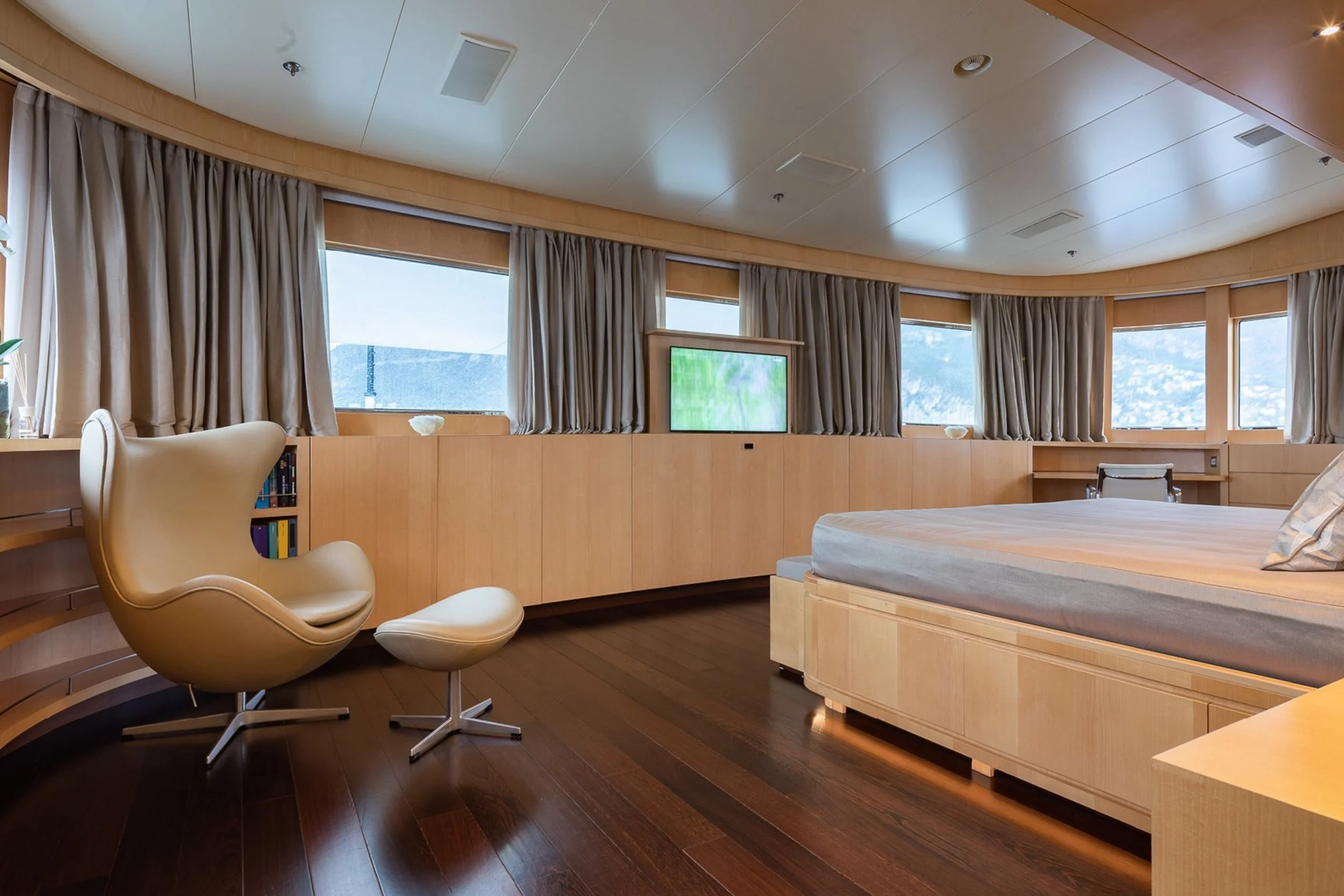 yacht-moneikos-interior-08-63dd204a133cf_v_default_extra_big.jpeg