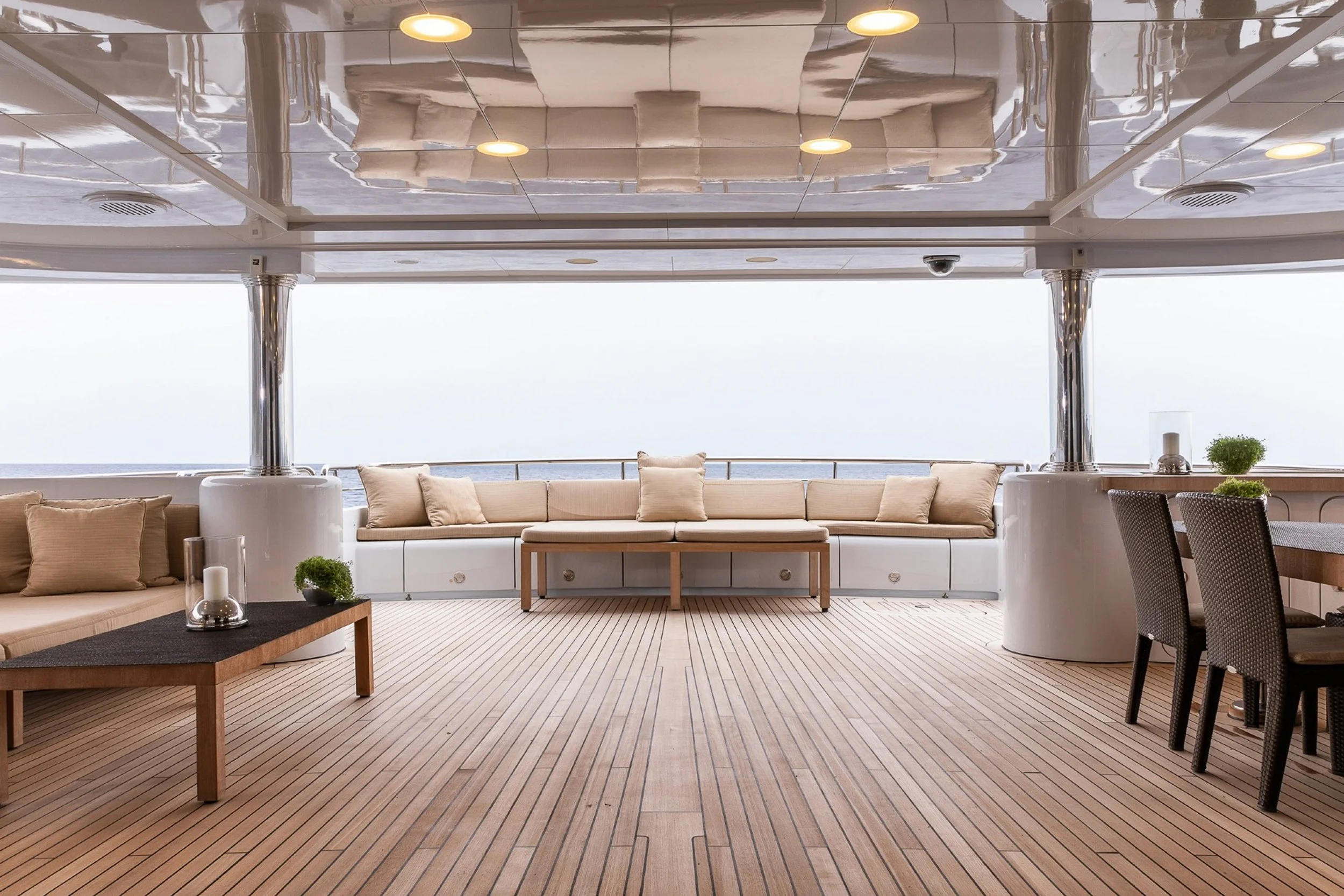yacht-moneikos-exterior-01-63dd1fdec69aa_v_default_extra_big.jpeg
