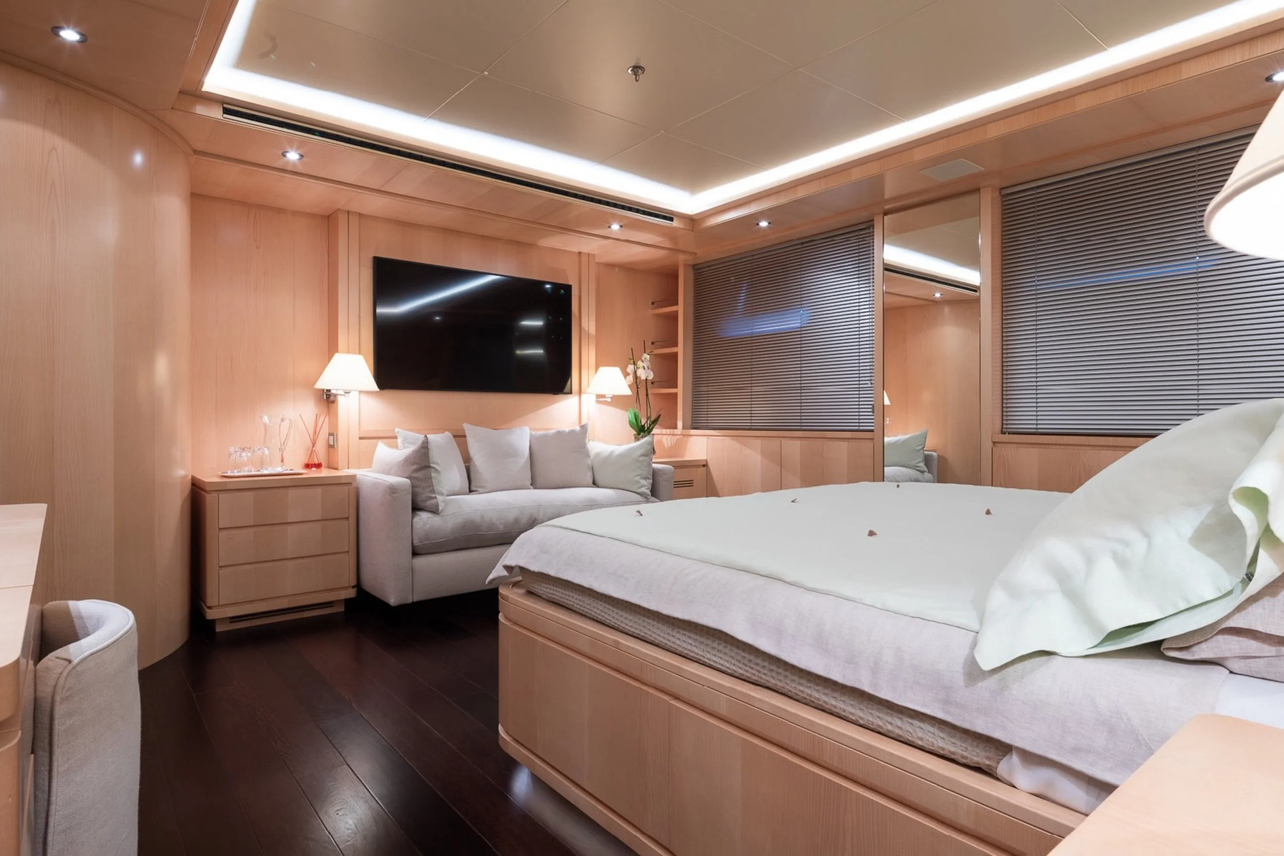 yacht-moneikos-interior-05-63dd202f58ff1_v_default_extra_big.jpeg