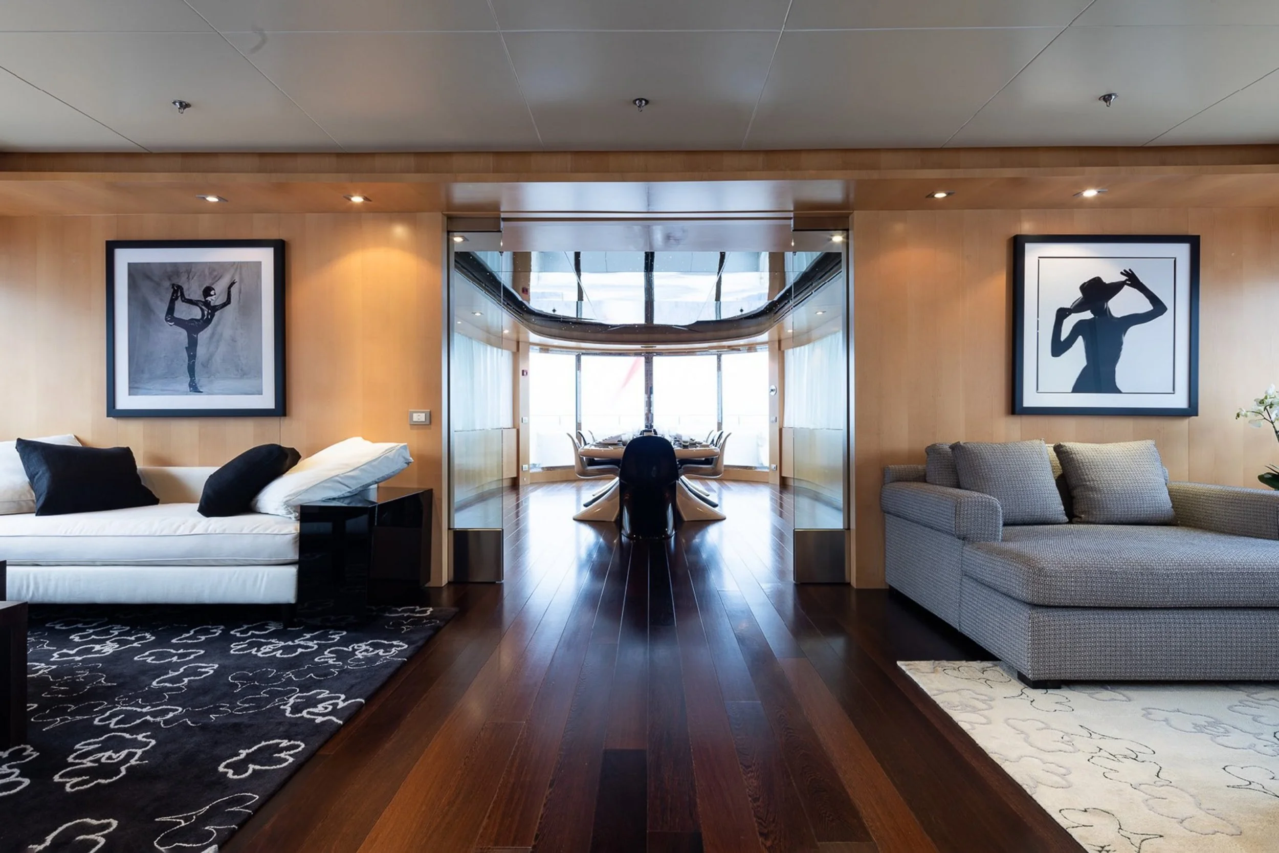 yacht-moneikos-interior-24-63dd20e49f80d_v_default_extra_big.jpeg