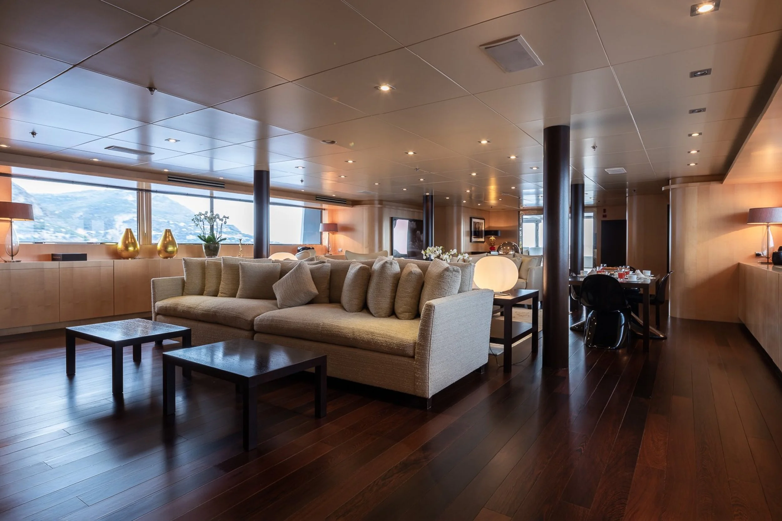 yacht-moneikos-interior-23-63dd20dc37320_v_default_extra_big.jpeg