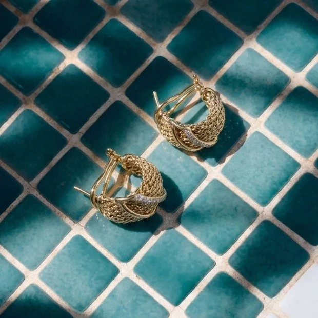 The Art of the Weave. 

A closer look at the intricate mesh texture of our latest hoops. Designed to catch the light and add a sophisticated dimension to your everyday jewelry stack.

Find your next favorite piece at our upcoming pop-ups.

#lumajewel
