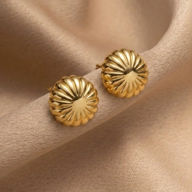 The Sunburst Studs. 

Timeless texture meets a classic gold finish. These everyday essentials will be available tomorrow at our Wong Chuk Hang pop-up. Come say hi and shop the full collection in person. 

#lumajewelleryhk #hkevents #hkpopupstore #hkj
