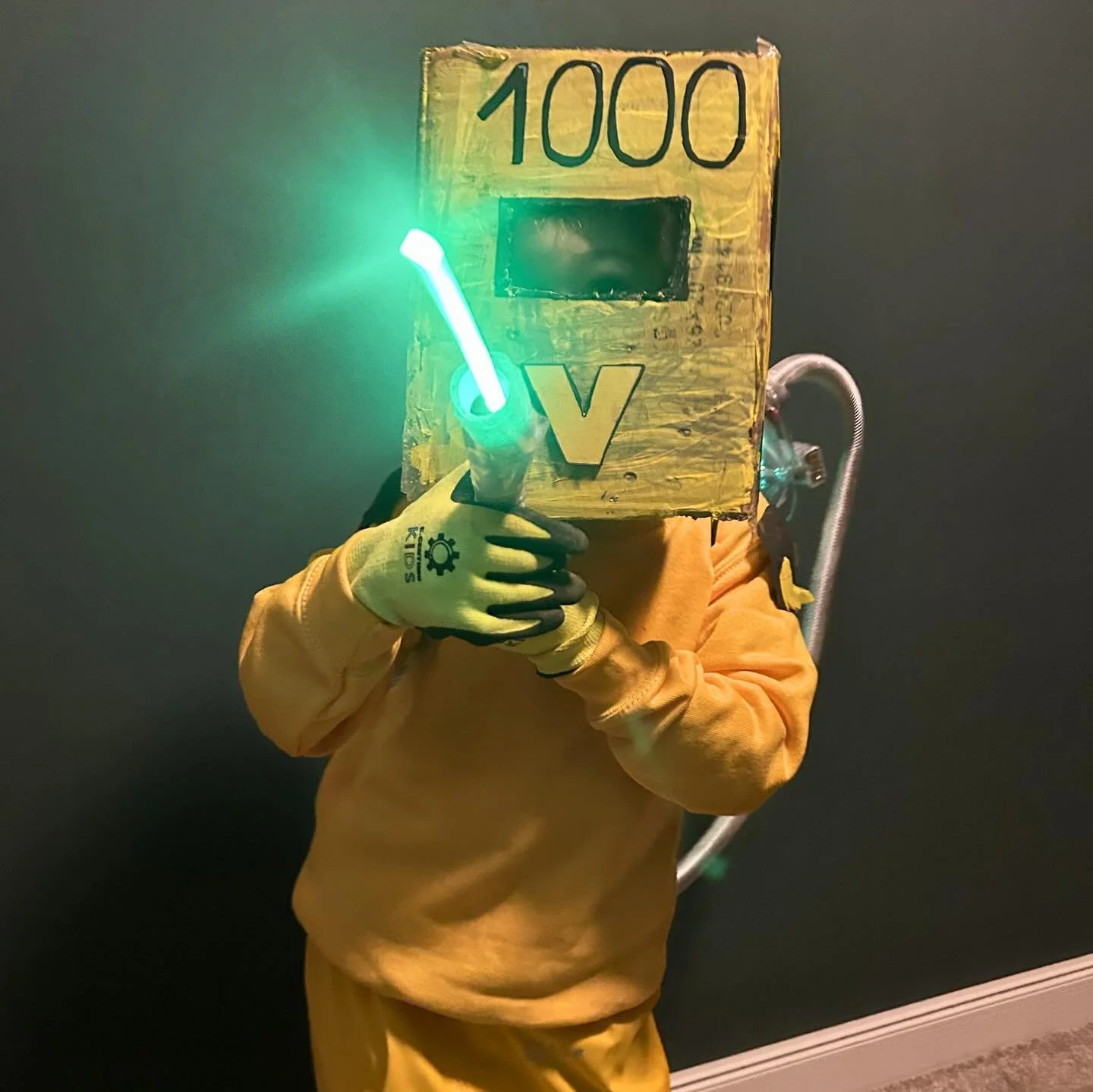 Kinderaugen zum Leuchten gebracht: CHECK! Das Kind wusste wohl genau, dass wir es gemeinsam hinbekommen. Das Kost&uuml;m. Den SCHWEISSROBOTER. WTF. 

Kind happy. Alle happy. 

#rosenmontag #kost&uuml;midee #karneval2027 #kinderkarneval #selbstgemacht
