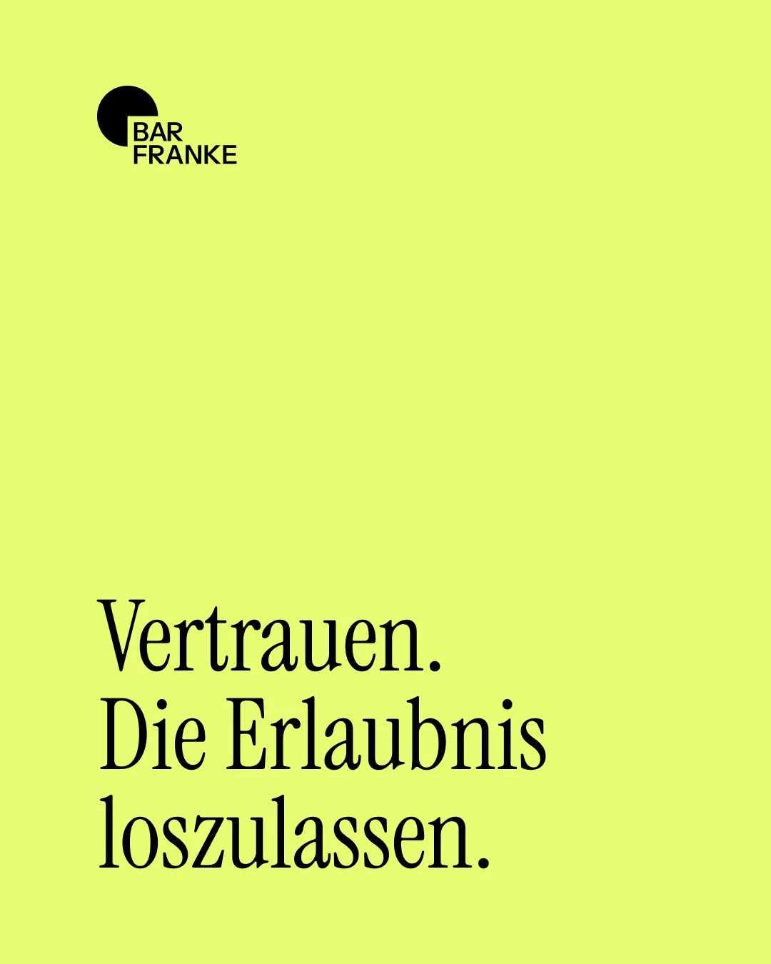 Gelbes Plakat mit schwarzem Text: 'Vertrauen. Die Erlaubnis loszulassen.' Oben links ein schwarzer Kreis mit schwarzen und weißen Texten: 'BAR FRANKE'.