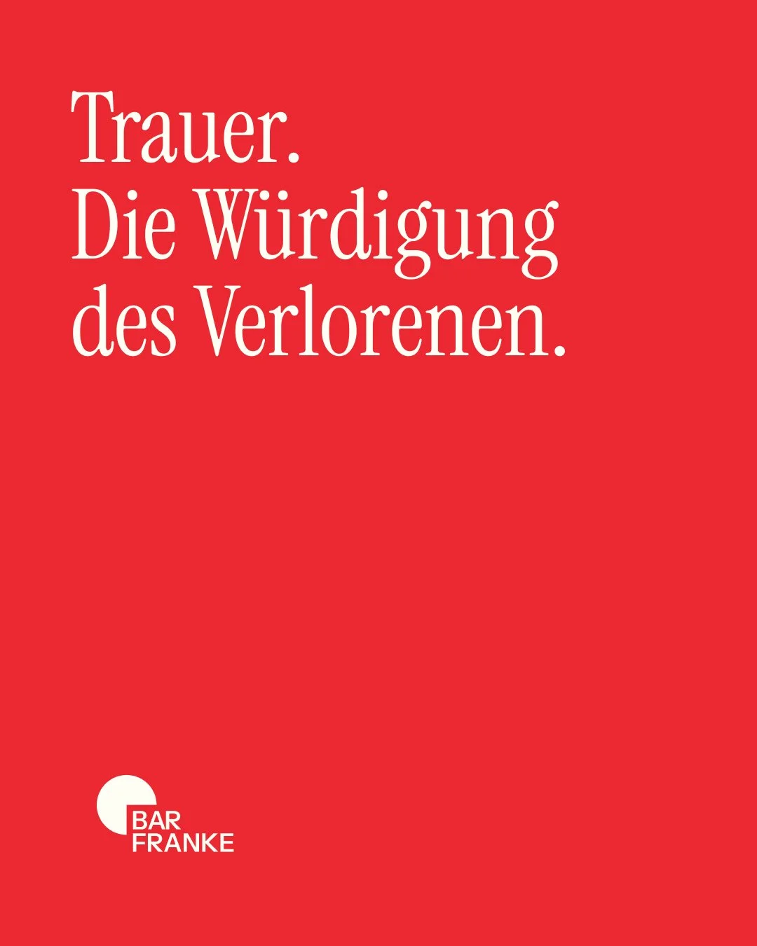 Rotes Poster mit weißem Text, der Trauer, Würdigung des Verlorenen beschreibt, und einem kleinen Logo in der unteren linken Ecke.