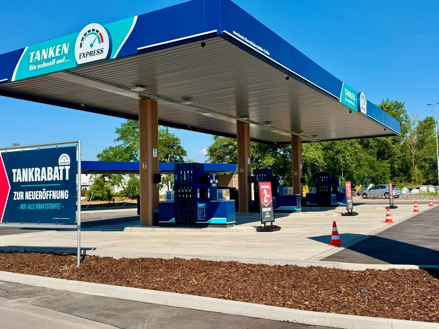 ⛽️ Neubau ⛽️

Letzte Woche konnte erfolgreich die neue OKTAN-Tankstelle in Br&uuml;hl er&ouml;ffnet werden 🤩
👉 @oktan_tankstellen_gmbh 👈

Von der Tankeinlagerung, &uuml;ber Rohrleitungsbau, Verkabelungen, Elektroinstallationen und Tanktechnikinsta