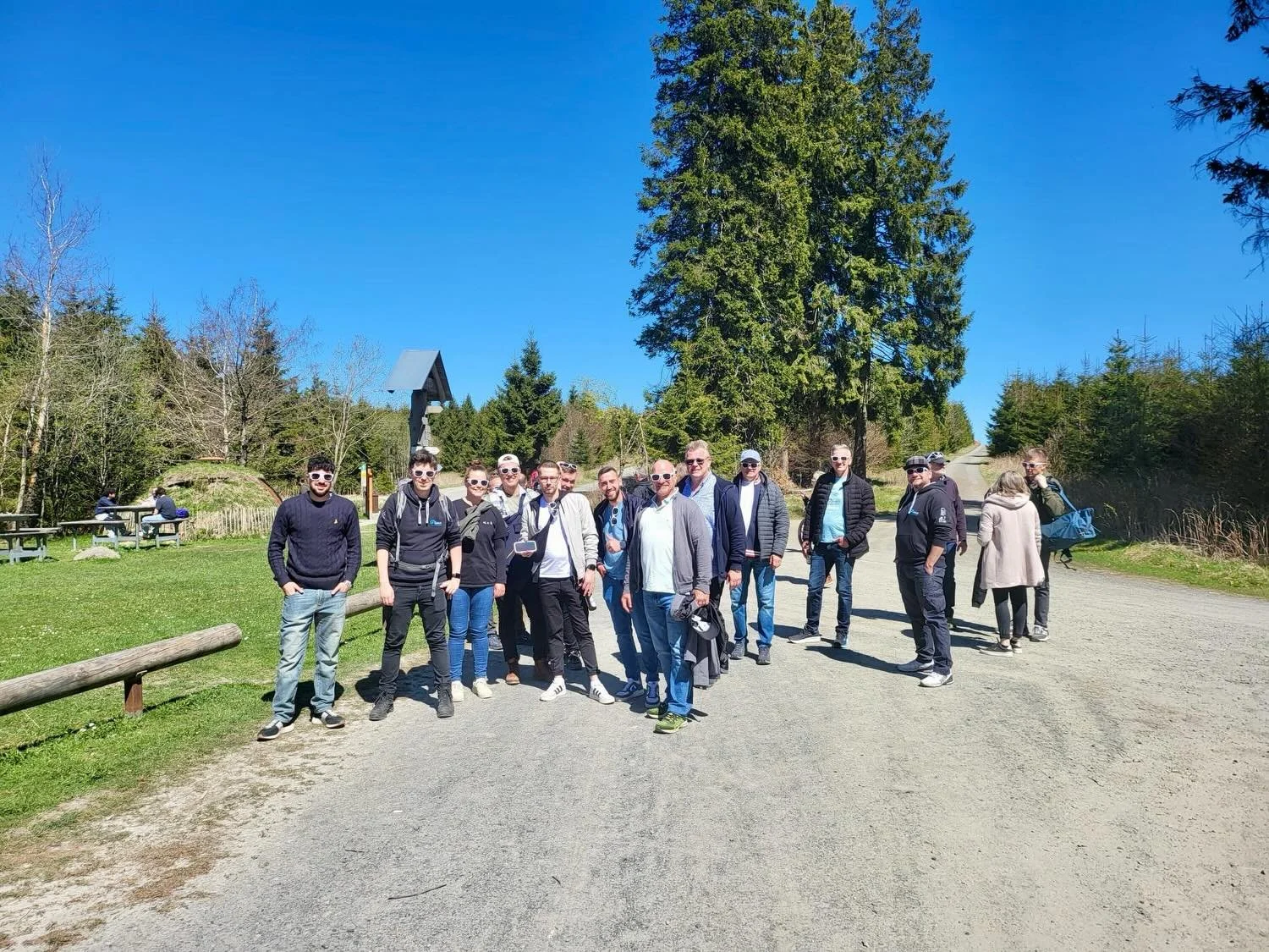 🚌 Firmenausflug 😎

Gestern haben wir einen kleinen Betriebsausflug nach Willingen gemacht 🥳

Morgens hin mit dem Bus zur M&uuml;hlenkopf Skisprungschanze, Wanderung &uuml;ber den 100m hohen und &uuml;ber 600m langen Skywalk, Wanderung zu Siggis H&