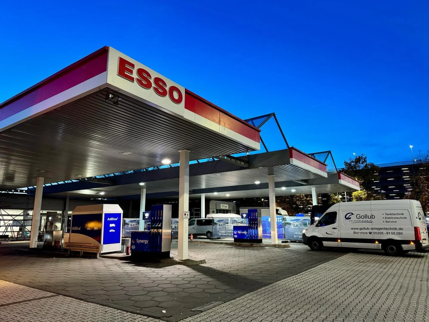 ⛽️Umflaggung auf ESSO⛽️

Wir haben im November die ehemalige TOTAL-Tankstelle am Flughafen in K&ouml;ln auf ESSO geflaggt! 

Mit mehreren Montageteams haben wir innerhalb einer Woche 5 Zapfs&auml;ulen getauscht, den Fernf&uuml;llschacht saniert, alle