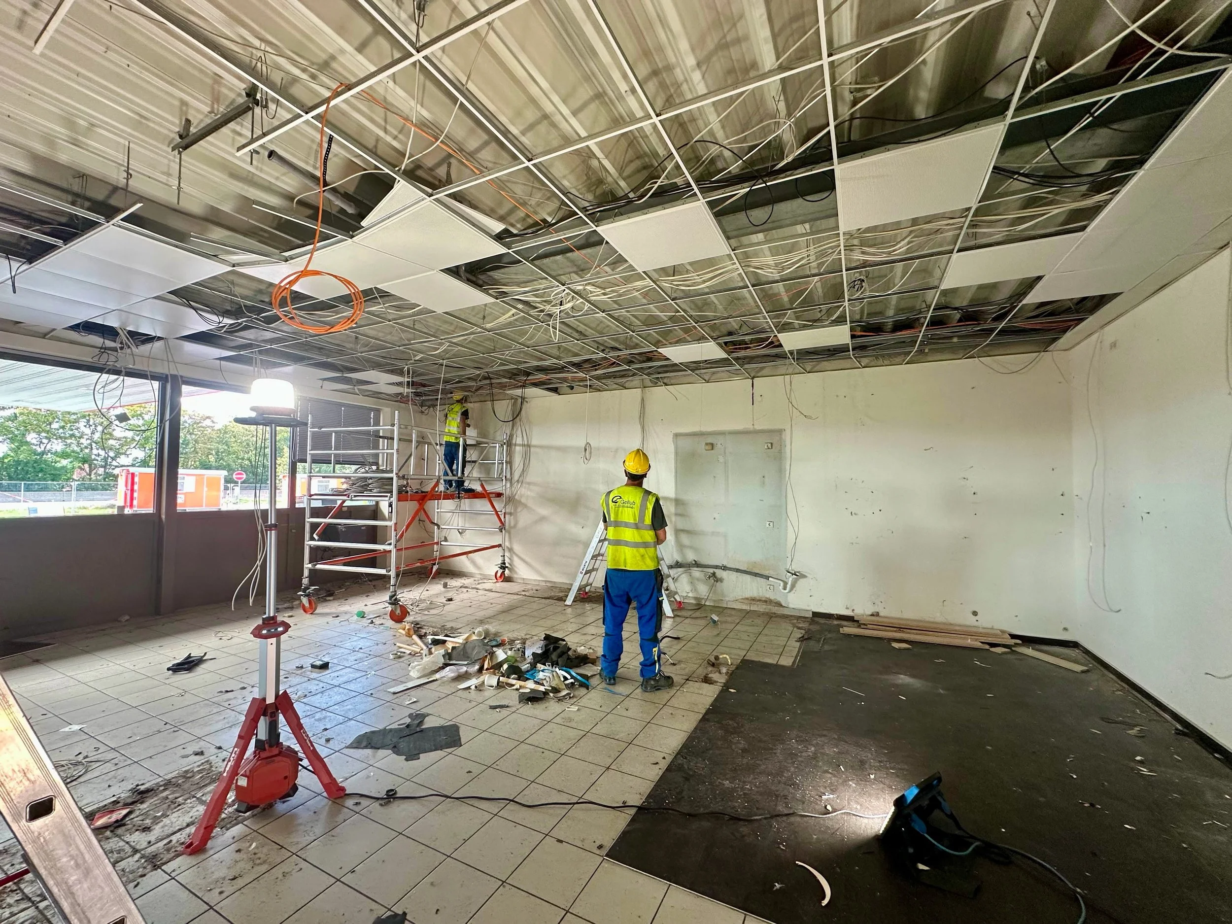 💡 Shop-Umbau 🪛

Bei der Shell in Laatzen haben wir in den letzten Wochen einen Shop-Umbau durchgef&uuml;hrt und alles modernisiert 🤩

Vom R&uuml;ckbau der alten Elektroinstallationen, Einziehen mehrerer 100m Kabel &amp; Leitungen, Installation von