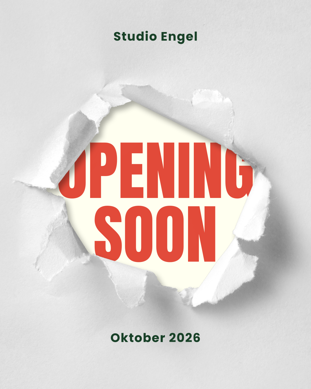 Ankündigung eines Neueröffnung im Oktober 2026 mit Blick durch eine zerissene Papieröffnung, zeigt französischen Text 'Studio Engel' und deutsches Text 'Bald geöffnet'.