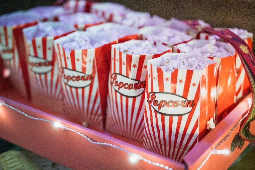 Korb mit roten und weißen Popcorn-Tüten mit Popcorn.