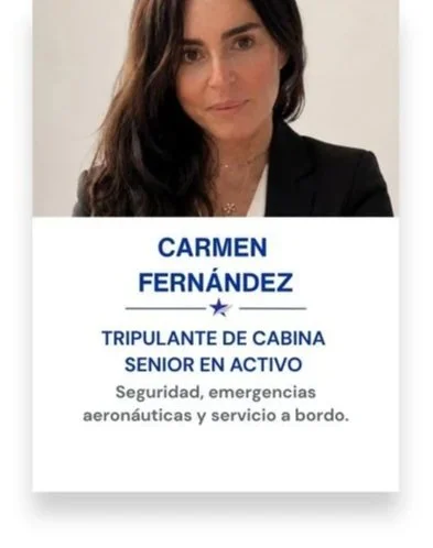 Retrato de una mujer con cabello oscuro y suelto, vestida con ropa profesional negra, junto a una tarjeta que dice su nombre: Carmen Fernández, tripulante de cabina, senior en activo, especializada en seguridad, emergencias aéronauticas y servicios a bordo.