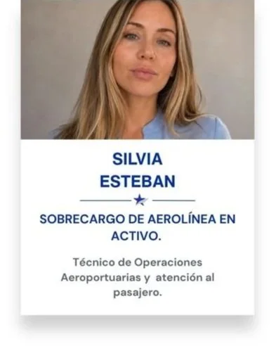 Retrato de una mujer con cabello rubio y piel clara, usando maquillaje suave y una blusa azul, en un fondo gris, junto a un cartel que dice 'Silvia Esteban, Sobrecargo de Aerolínea en Activo, Técnico de Operaciones Aeroportuarias y Atención al Pasajero'.