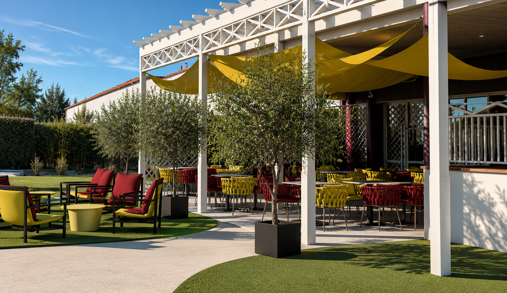 Terrasse de restaurant – Concours – Pergola blanche, oliviers en bacs et mobilier jaune et rouge composent une scène estivale animée, propice à une expérience de restauration en plein air.