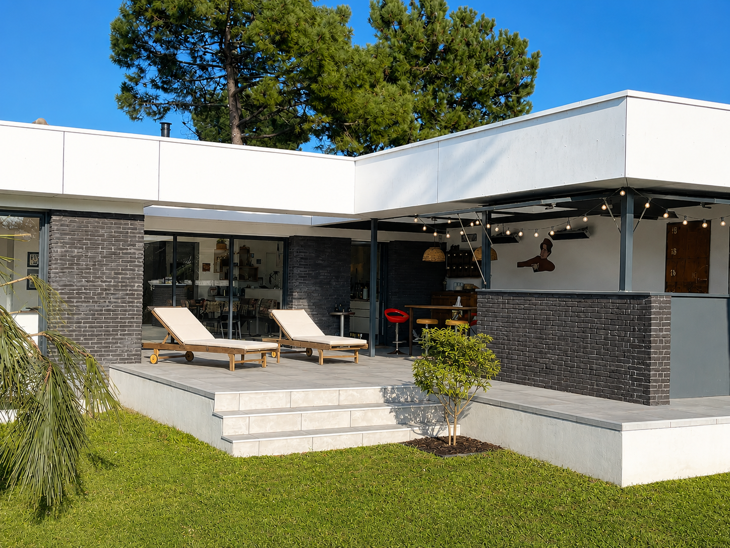 Volume blanc, pergola et terrasse sur jardin — une maison lumineuse pensée pour conjuguer confort d'été et ouverture sur l'extérieur.