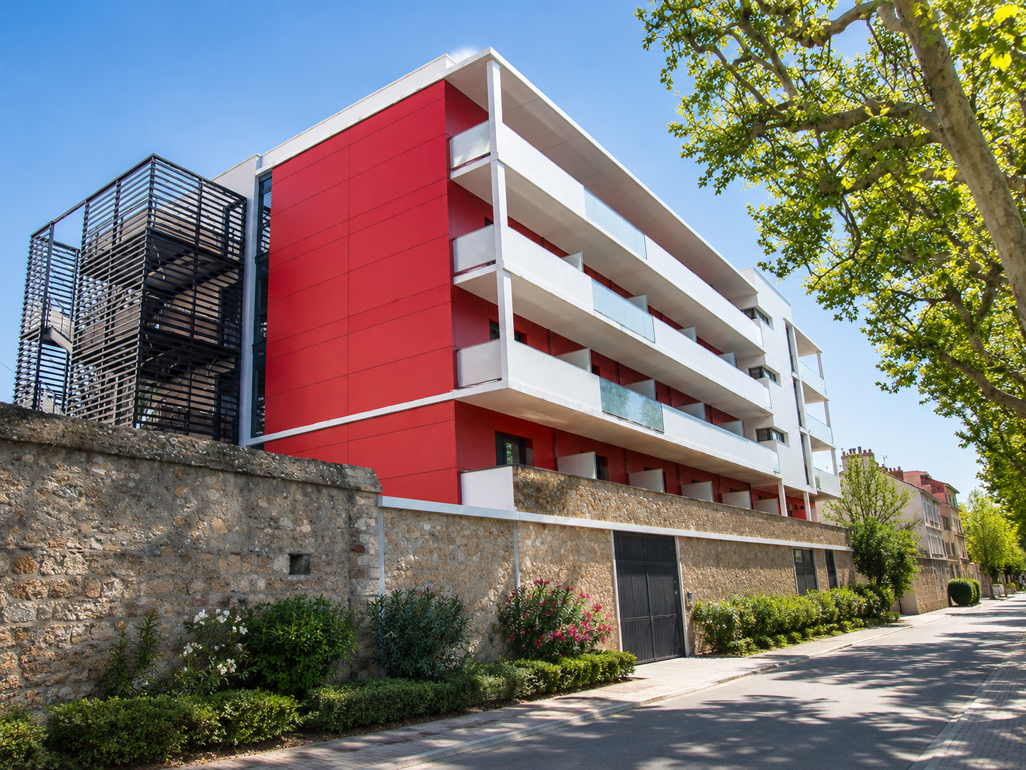 Maison de retraite – Façade avant -Conception d’une façade contemporaine offrant une image chaleureuse et accueillante. Un projet pensé pour le confort des résidents et la qualité d’usage des espaces.