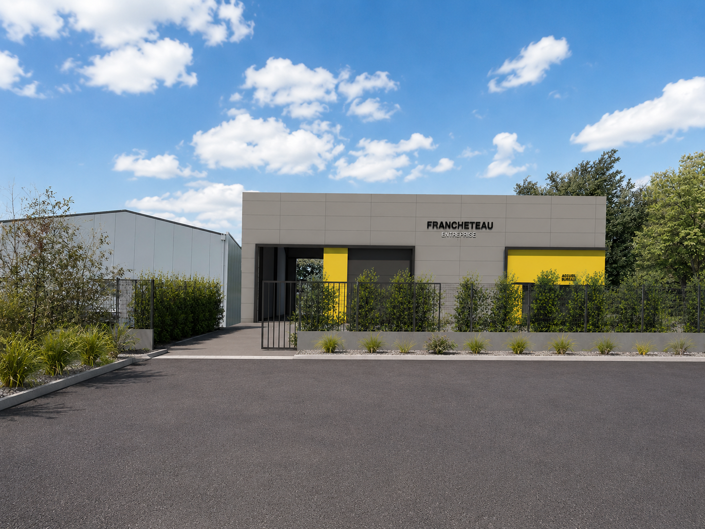 Francheteau – Réalisation - Entrée de site soignée avec façade bicolore grise et jaune, clôture végétale et signalétique intégrée au service d'une image de marque affirmée.
