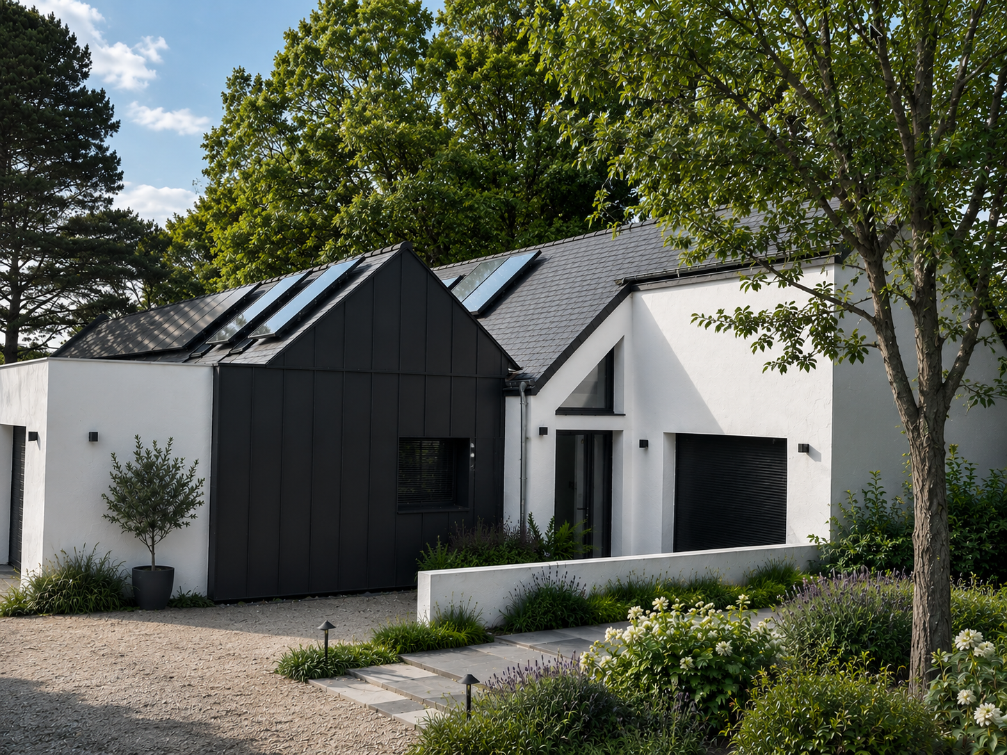 Cabinet dentaire – Toiture à deux pans, enduit blanc, menuiseries noires et panneaux solaires intégrés pour une architecture bioclimatique assumée.