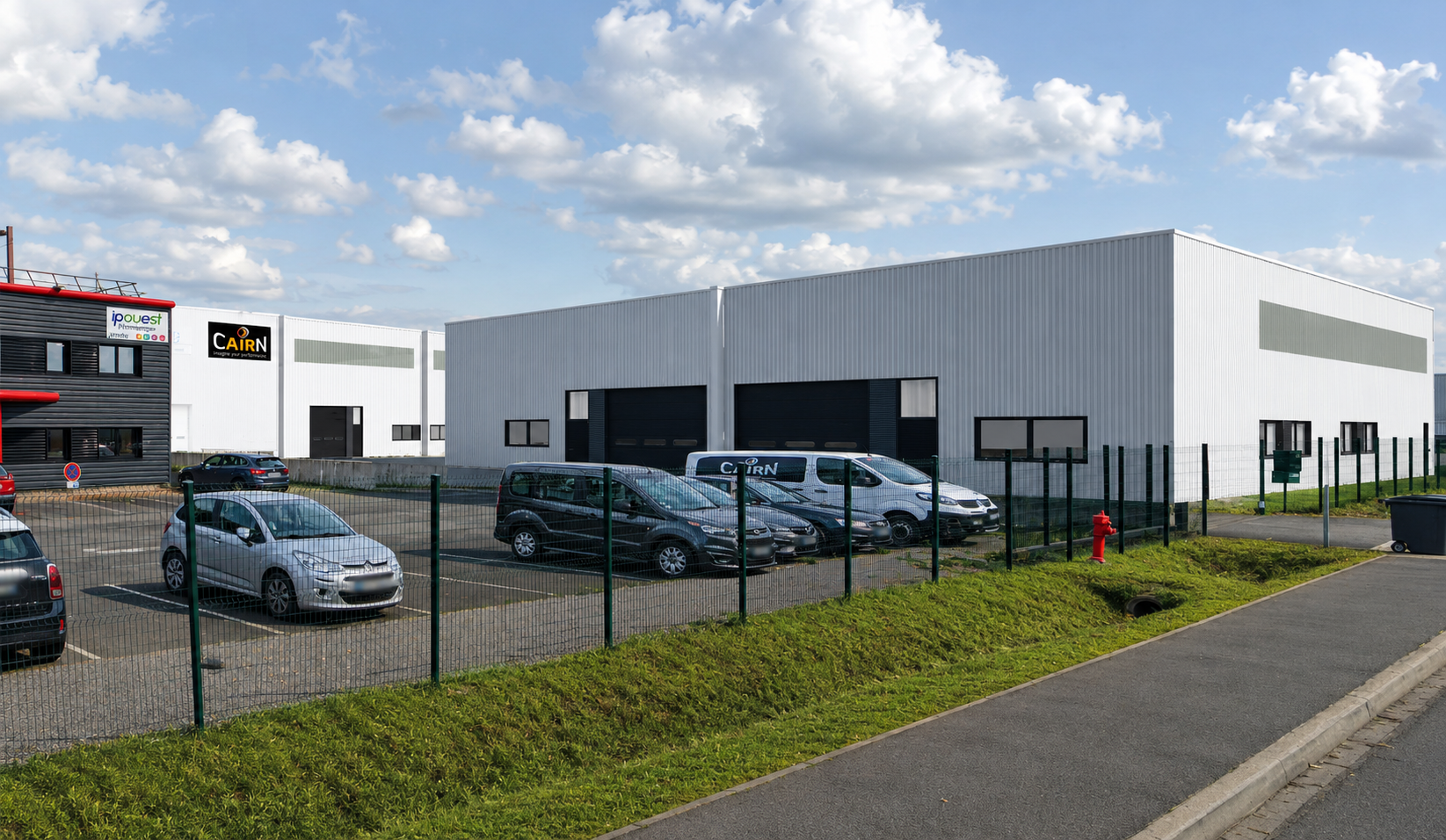 Projet d'extension d'entreprise – Treillières – Extension d'un bâtiment d'activité intégrant de nouveaux espaces de production et de stockage dans une écriture architecturale sobre et fonctionnelle.
