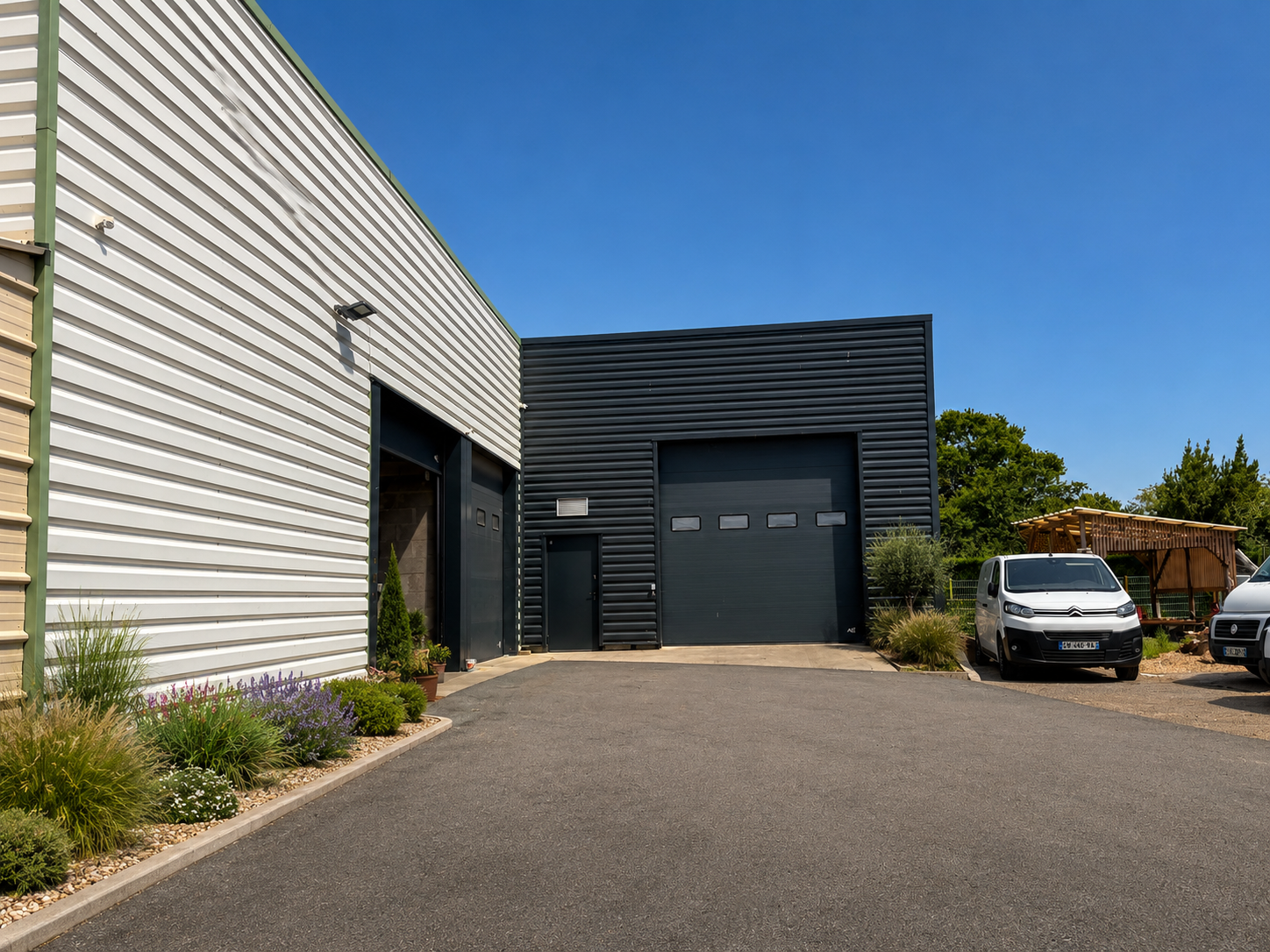 Extension de bâtiment en zinc noir – Pornic - 
Extension contemporaine permettant d’augmenter les capacités du bâtiment existant tout en assurant une intégration architecturale cohérente et élégante.