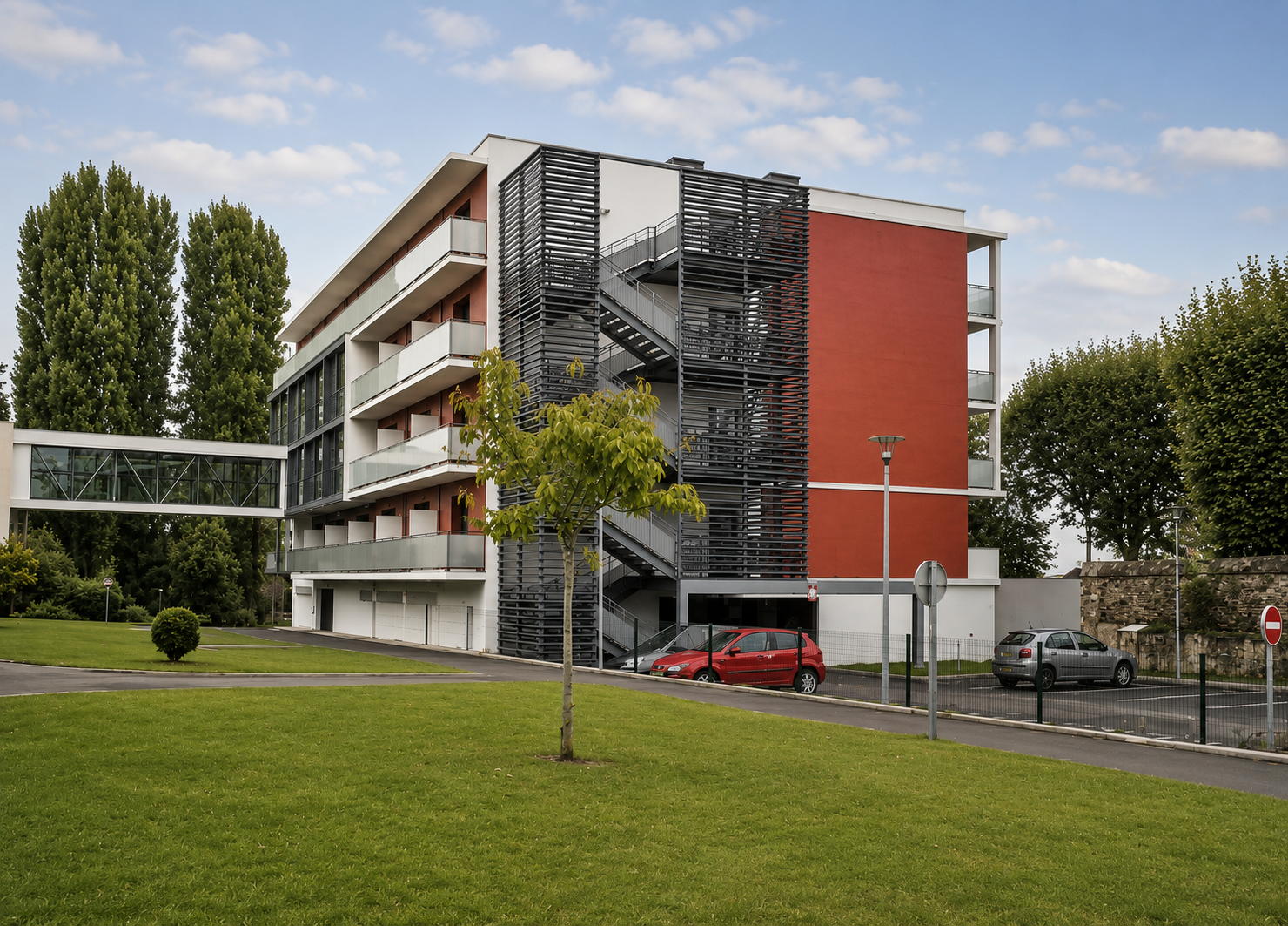 Maison de retraite – Façade arrière alliant fonctionnalité, luminosité et ouverture sur les espaces extérieurs. Une architecture adaptée aux besoins des résidents et du personnel soignant.