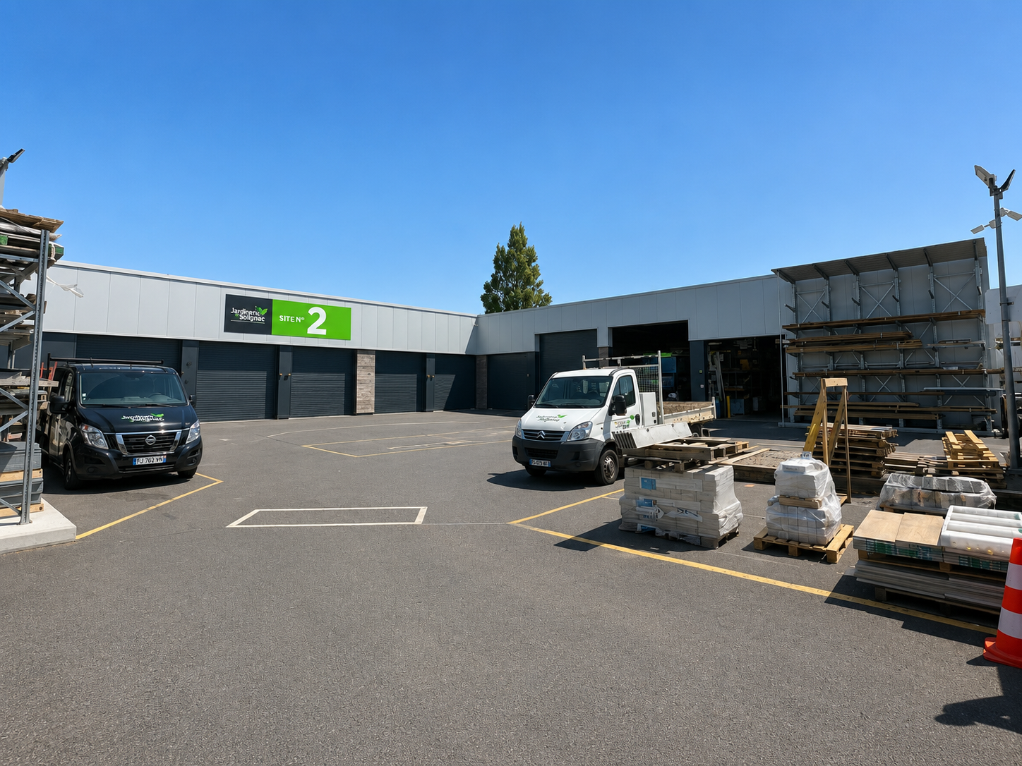Jardin des Rêves - Espace logistique et de stockage conçu pour répondre aux besoins de l’activité. Une organisation optimisée des flux et des accès au service du fonctionnement quotidien.