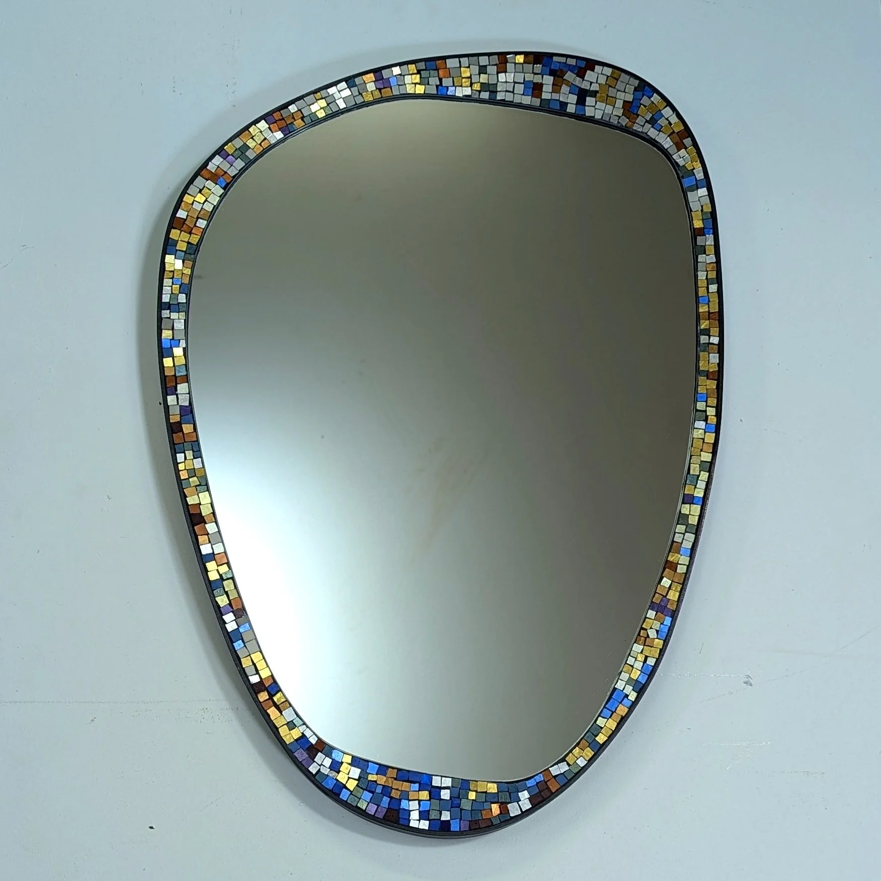 Miroir au cadre décoré de mosaïque colorée en forme de cœur.
