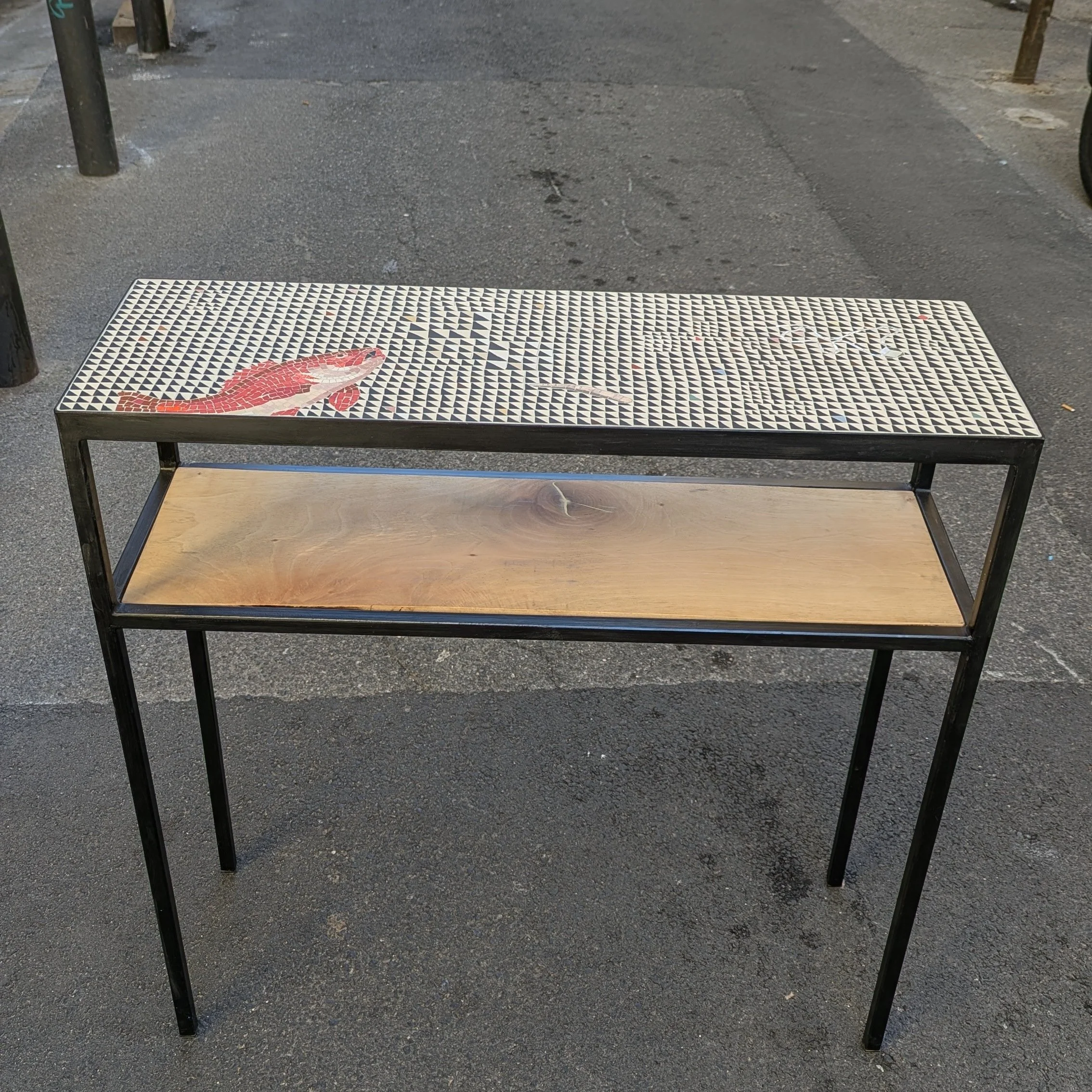 Table en mosaïque avec une poisson rouge