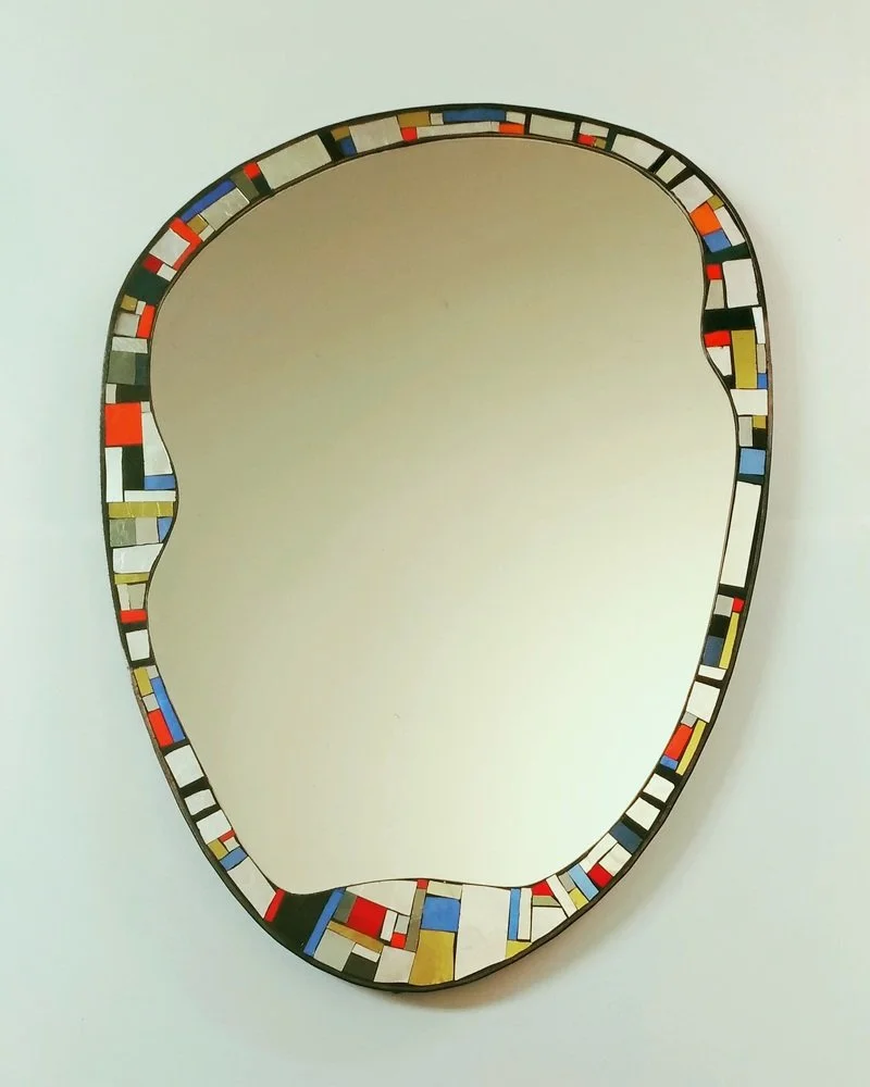 Miroir en mosaïque avec cadre moulé composé de pièces de mosaïque colorées.