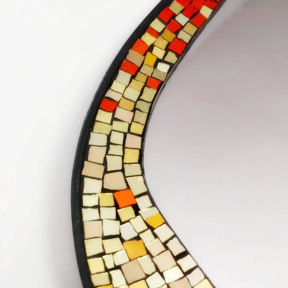 Mosaïque colorée en forme de courbe avec des petits carrés dans des teintes de blanc, beige, jaune, orange et rouge, sur un fond blanc et gris.