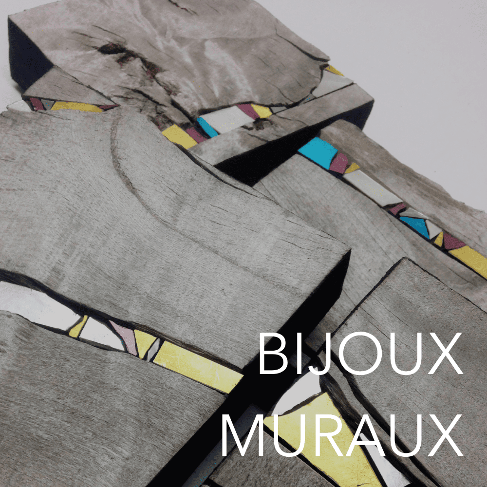 Mosaïque de murs en bois peint avec des motifs colorés, concept de bijoux muraux