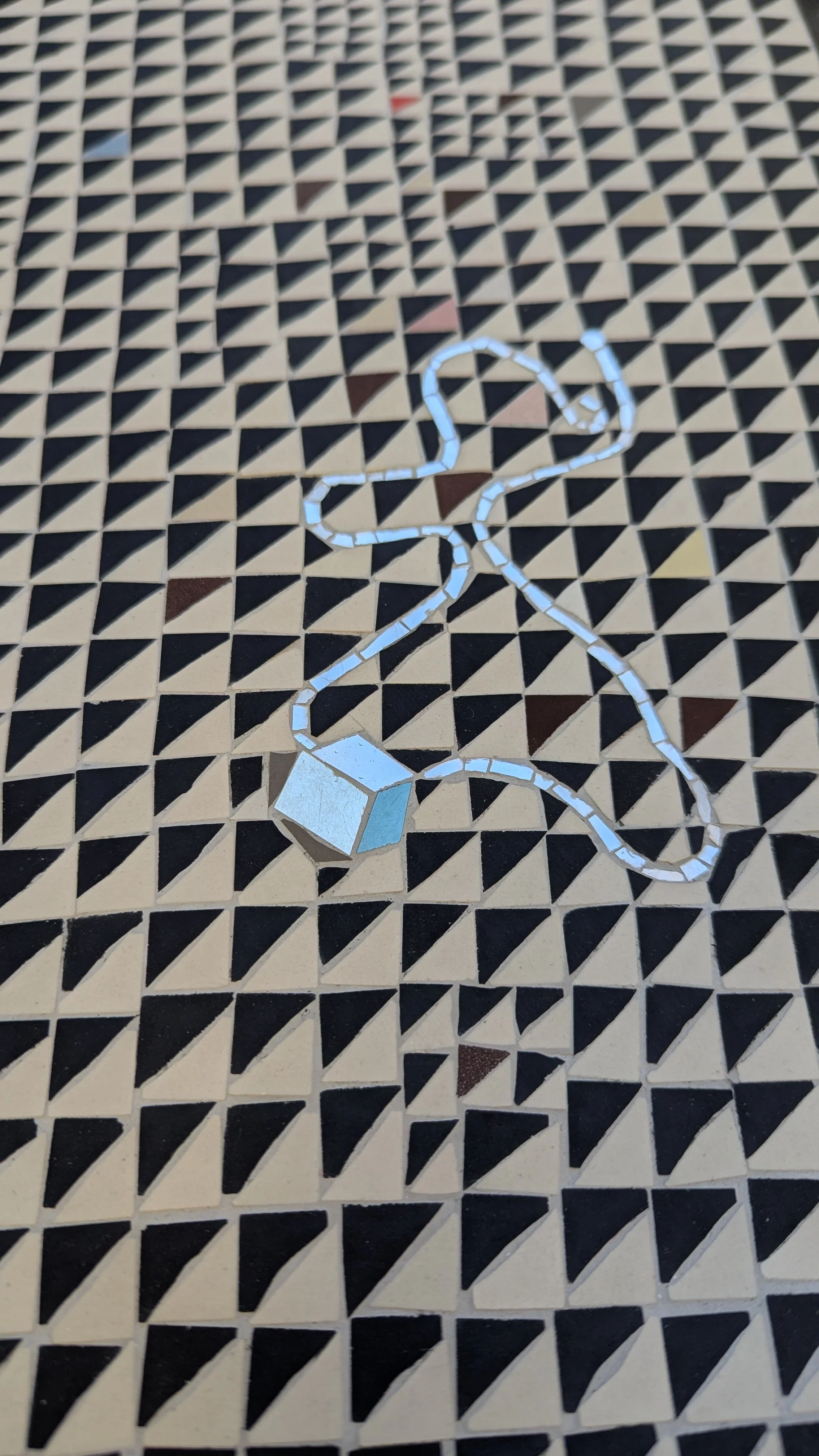 Table en mosaïque en carreaux noirs et blancs