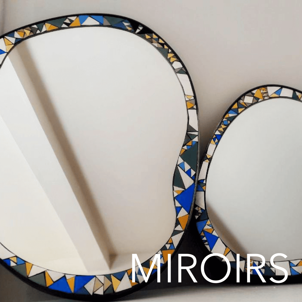 Deux miroirs avec cadres décorés de mosaïques colorées, principalement en bleu, blanc, noir et or.