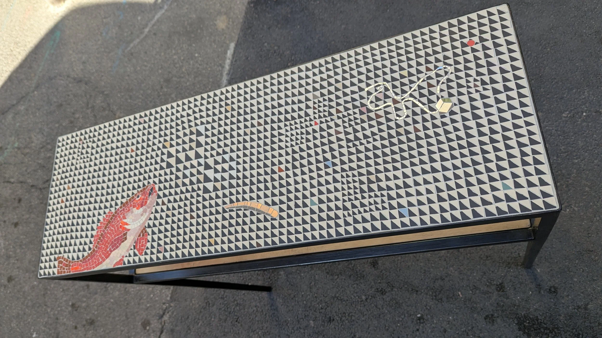 Table en mosaïque avec une poisson rouge