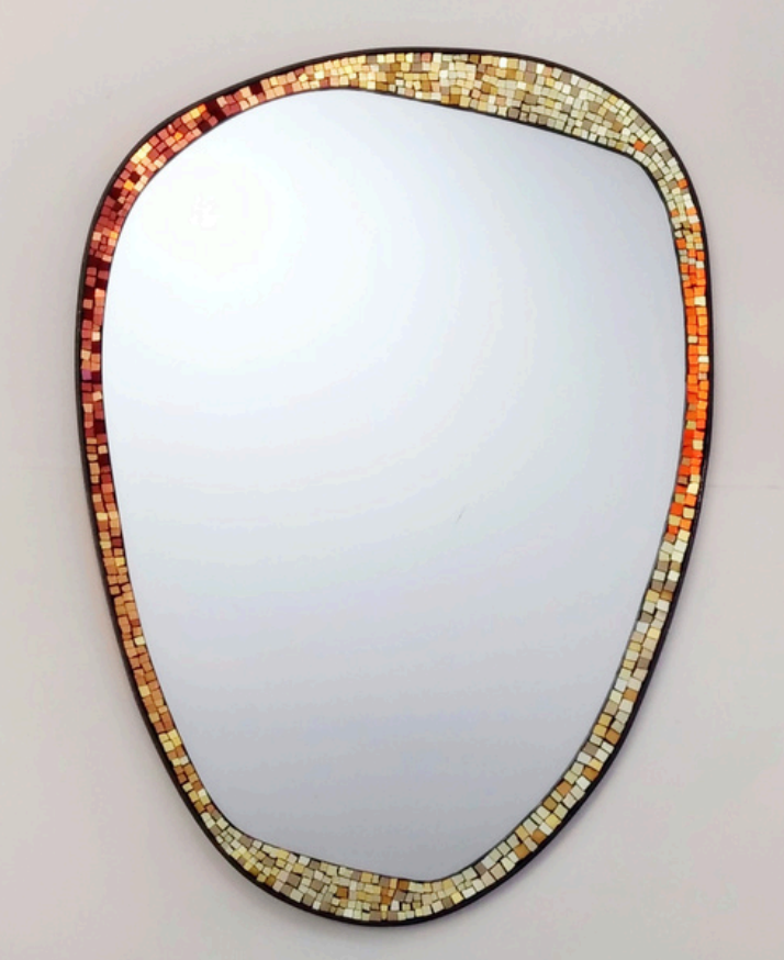 Miroir en mosaïque avec un cadre en mosaïque de petits carreaux colorés.