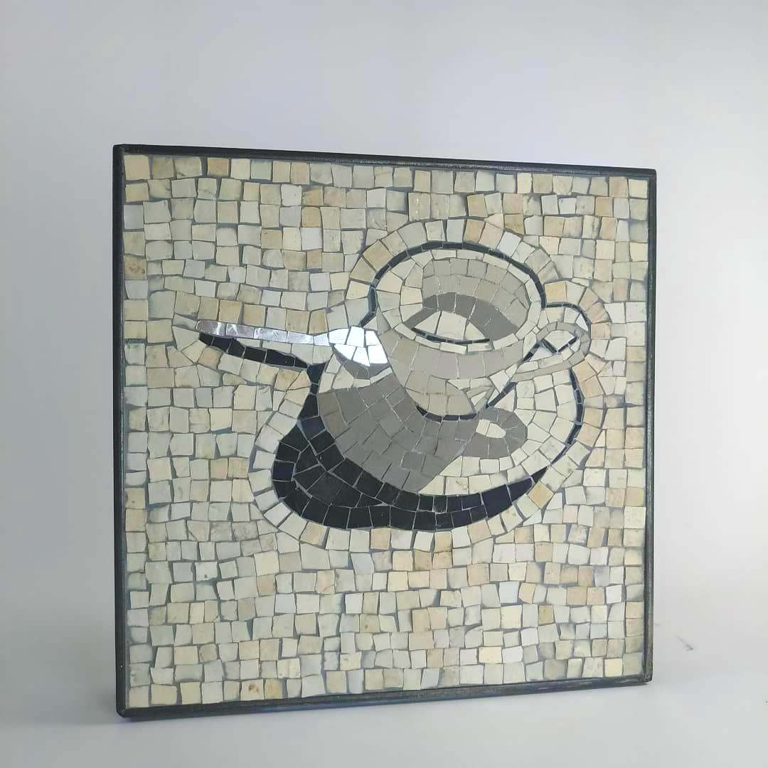 Mosaïque représentant une tasse avec une cuillère et un carnet.