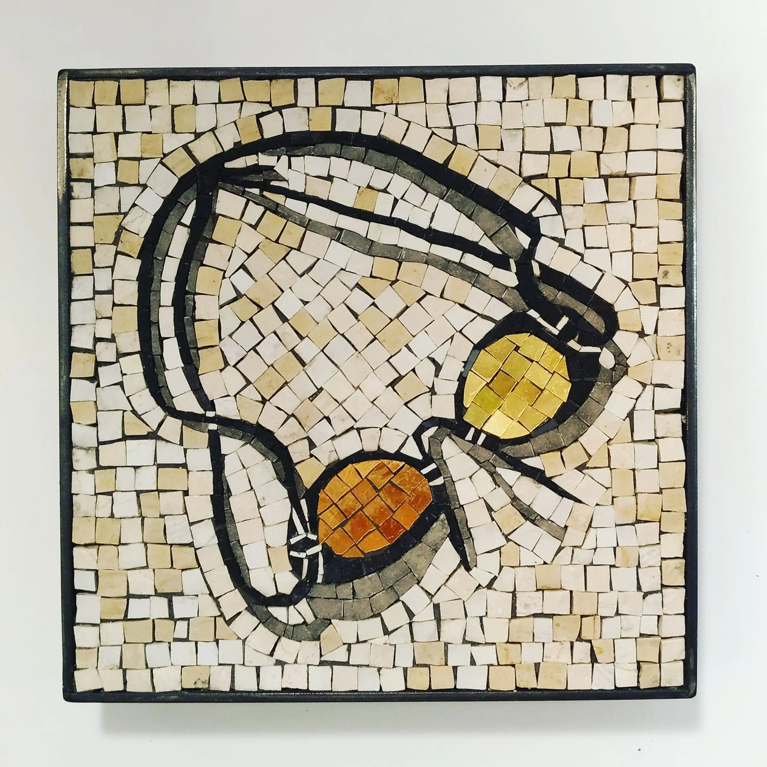 Mosaïque représentant une des lunettes de piscine en pixels de couleur beige, noire, et jaune, encadrée par une bordure noire, posé sur fond blanc.